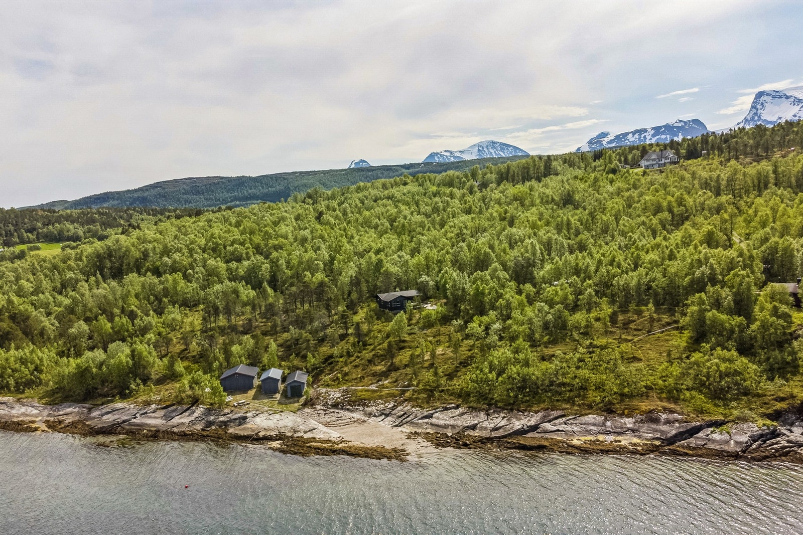 Fritidsbolig med fantastisk beliggenhet like ved havet, ca 1 times kjøreavstand fra Tromsø. Galleribilde