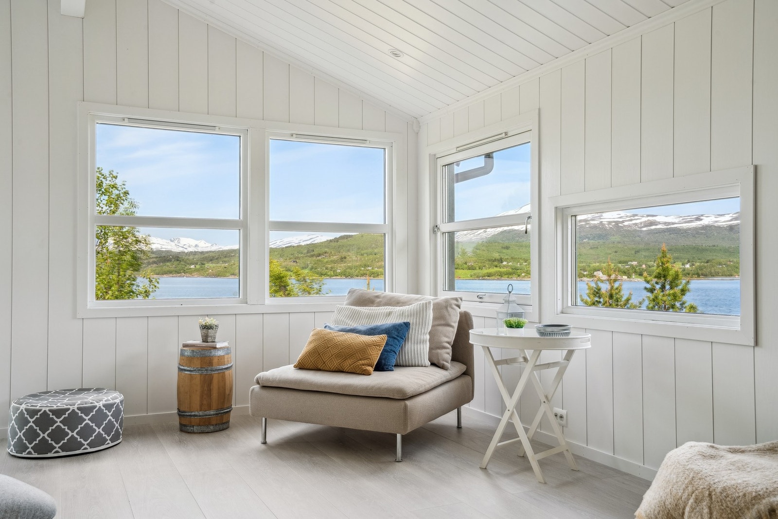 Vindusflatene slipper inn rikelig med lys i stuen. Galleribilde