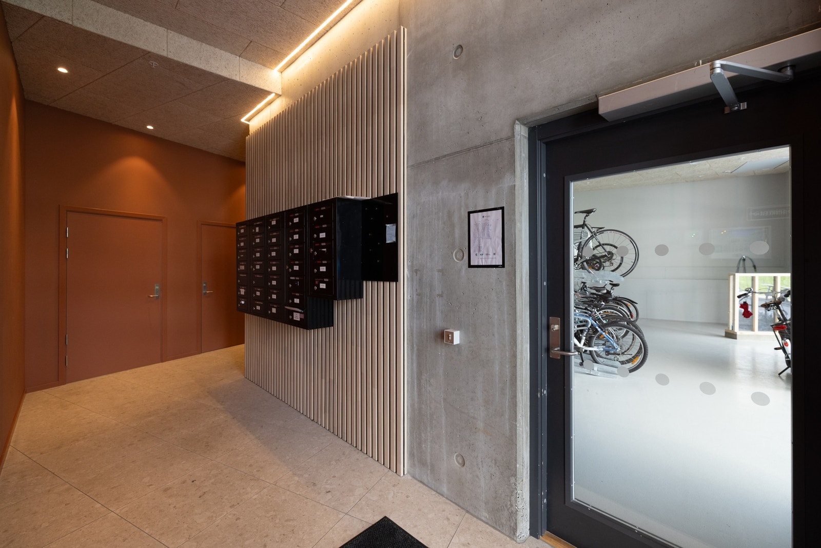 Det er tilgang til lukket sykkelparkering ved byggets inngangsparti/1.etasje. Galleribilde