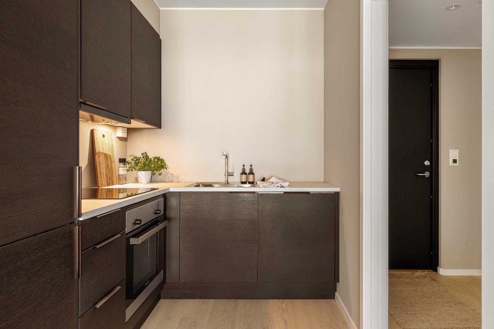 Moderne kjøkkeninnredning fra Sigdal med slette fronter og laminat benkeplate. Galleribilde