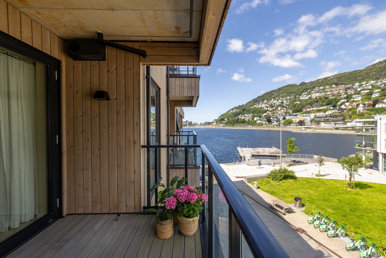 På balkongen kan man nyte fin utsikt mot badebryggen like ved sameiet. Galleribilde