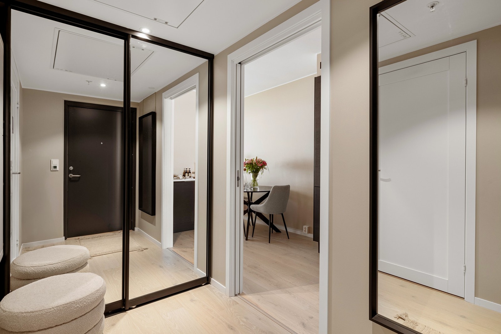 Vi starter i den lyse og lekre entréen på 4,6 kvm med skyvedørsgarderobe og vannbåren gulvvarme. Galleribilde
