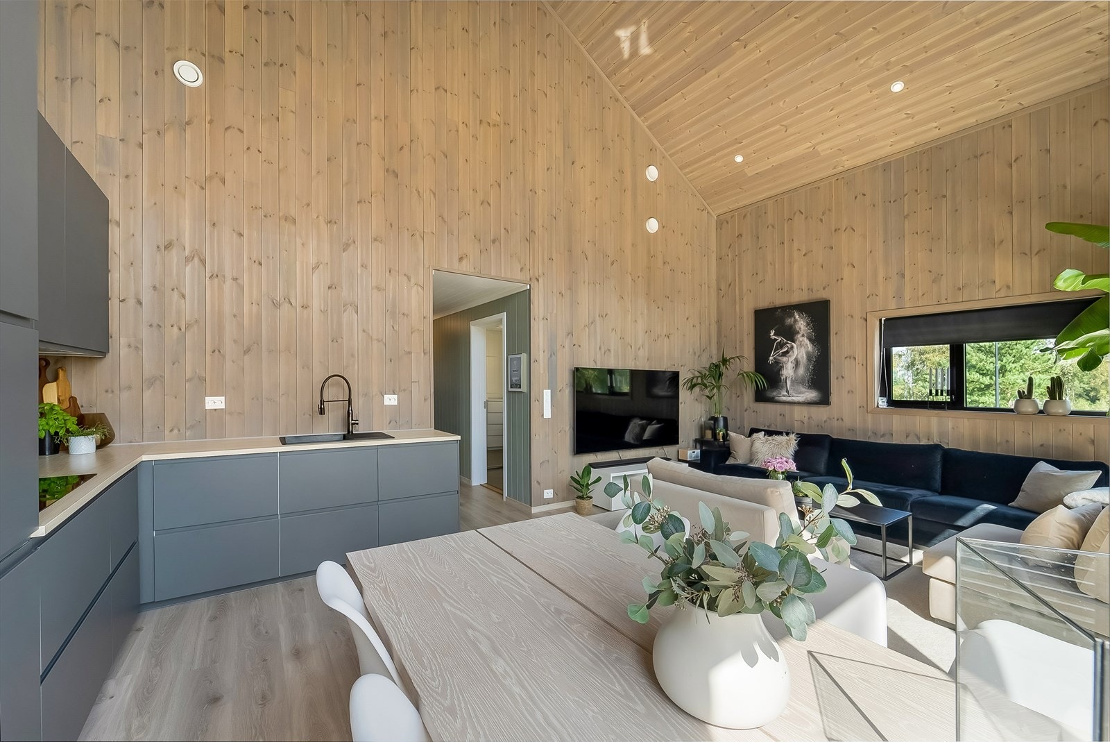 Godt utstyrt kjøkken med alle hvitevarer integrert. Galleribilde