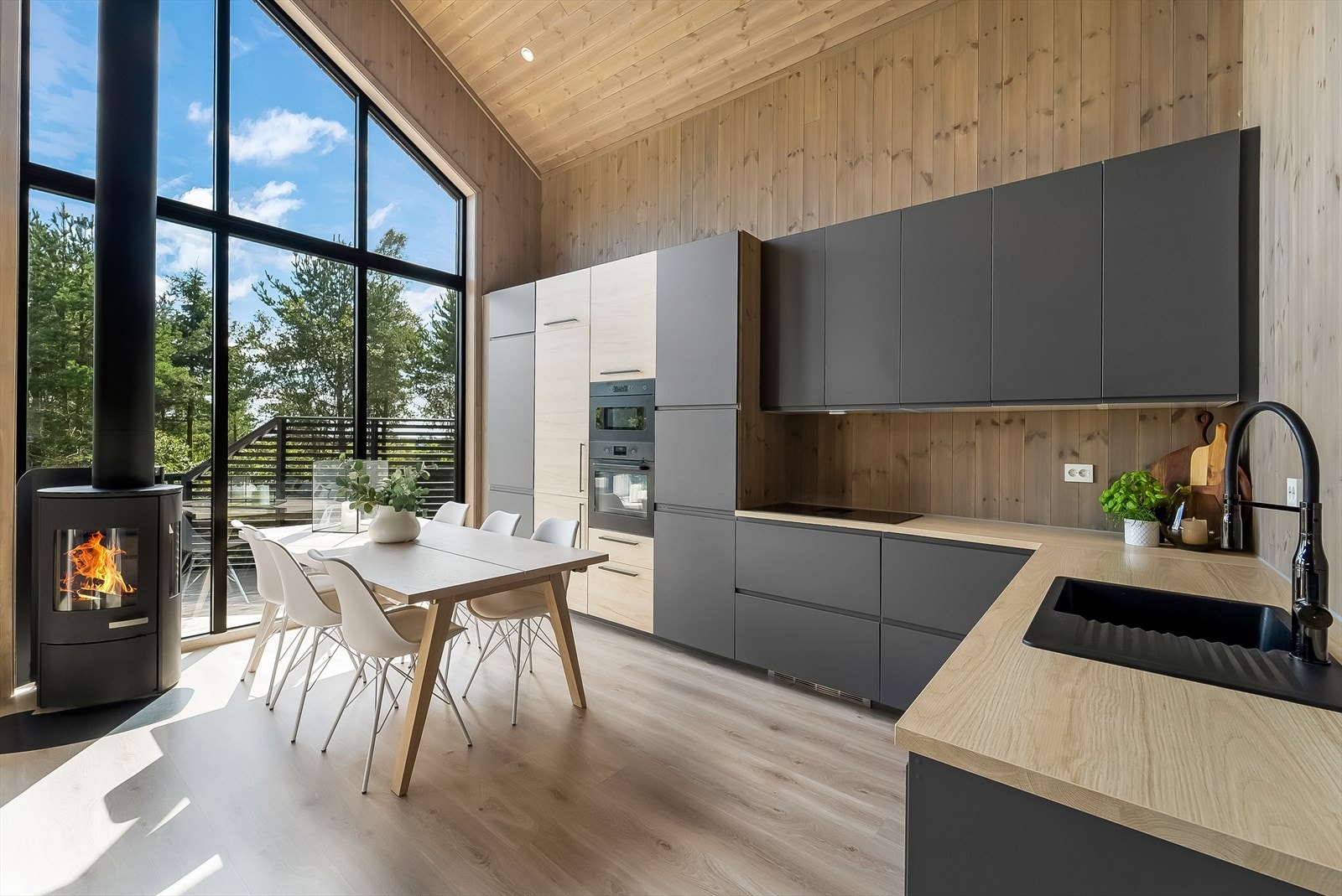 Lys og trivelig stue med gode vindusflater for godt lysinnslipp. Takhøyden gir rommet en god atmosfære. Galleribilde