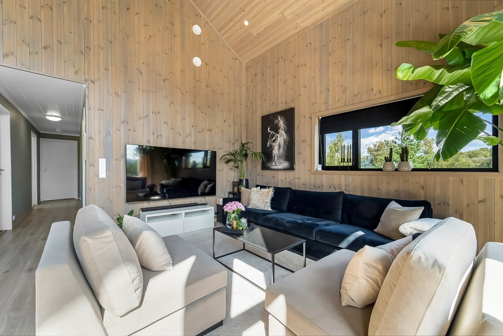 Delikat innredet stue med svarte detaljer i vindusinnramming. Galleribilde