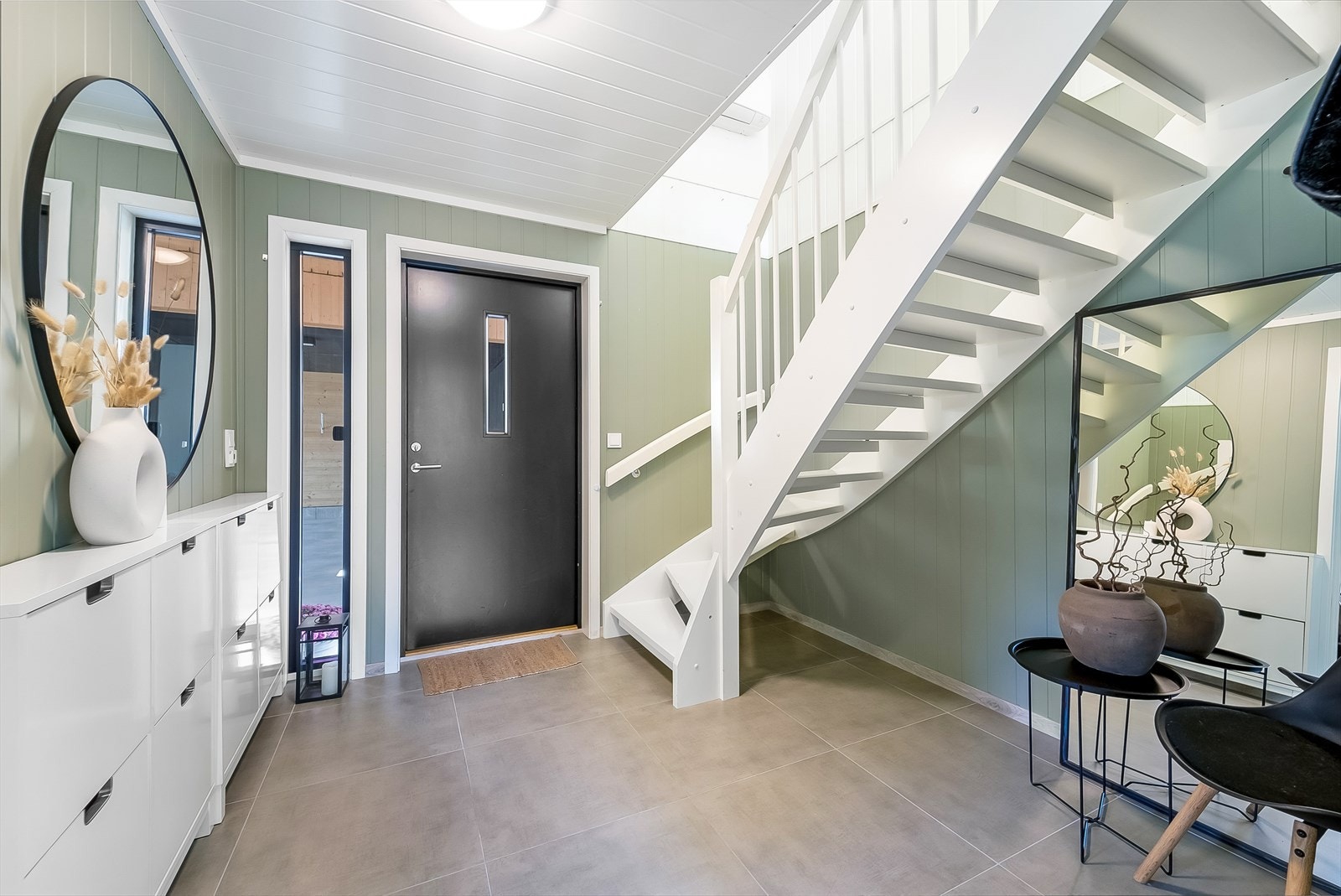 Entre med avkledningsplass og trapp opp til 2. etasje. Galleribilde