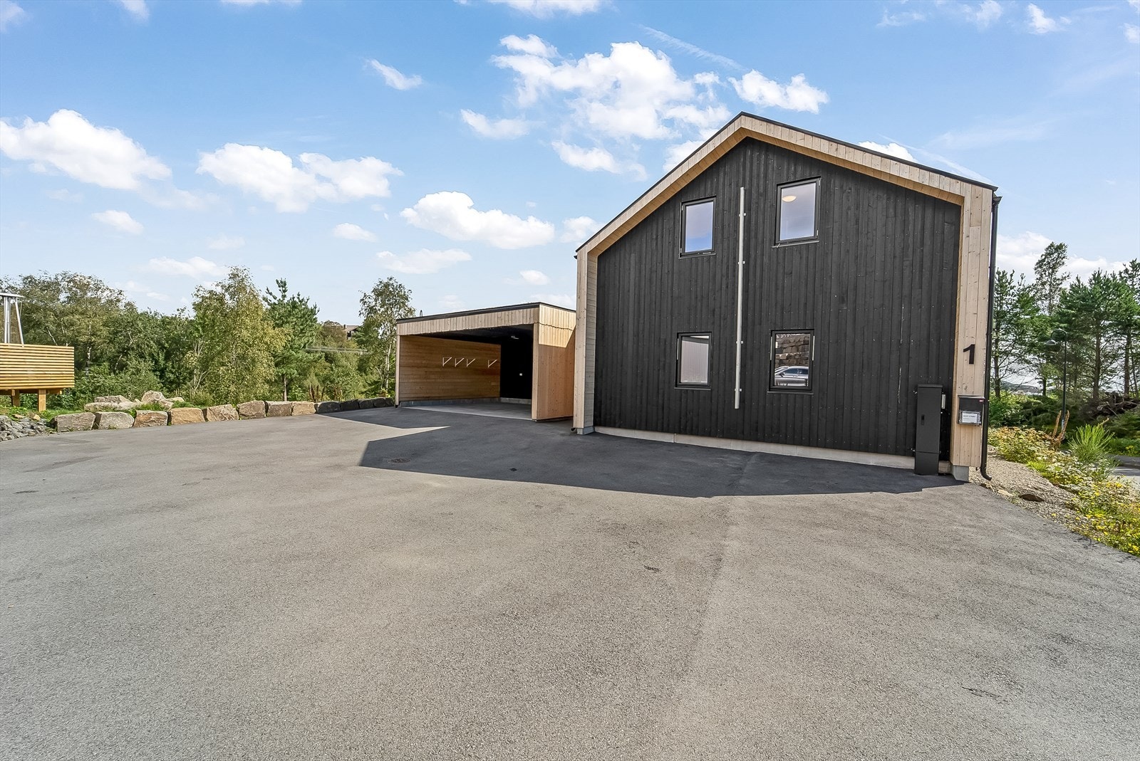 Asfaltert tun med god plass til parkering og boltreplass. Galleribilde