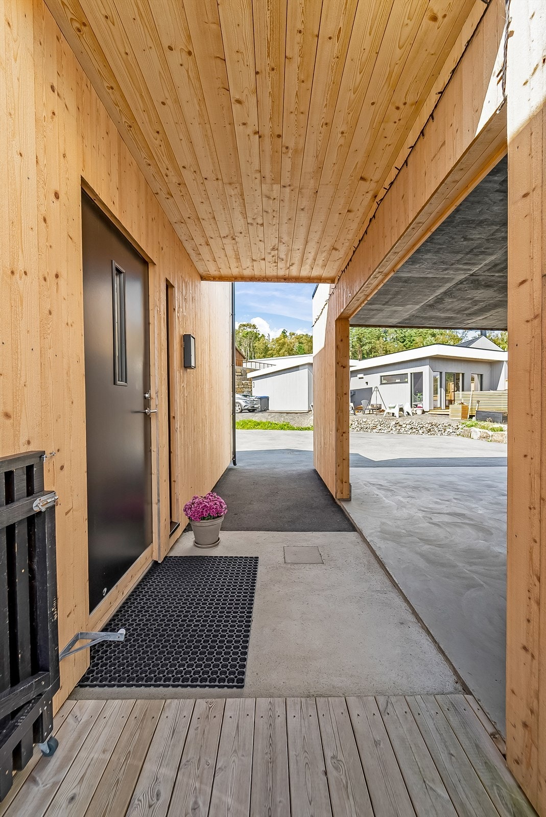 Velkommen inn - overbygd inngangsparti mellom carport og inngangsparti. Galleribilde