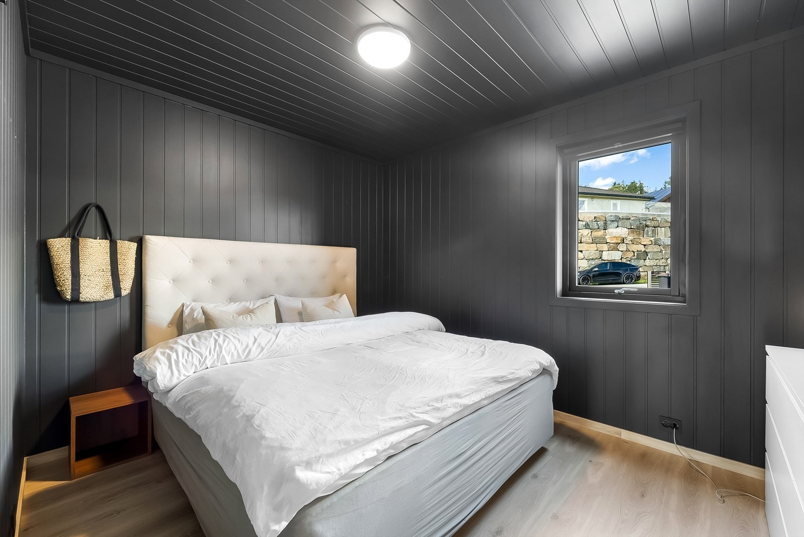 Stort hovedsoverom malt i mørke farger, for behagelig søvn. Galleribilde