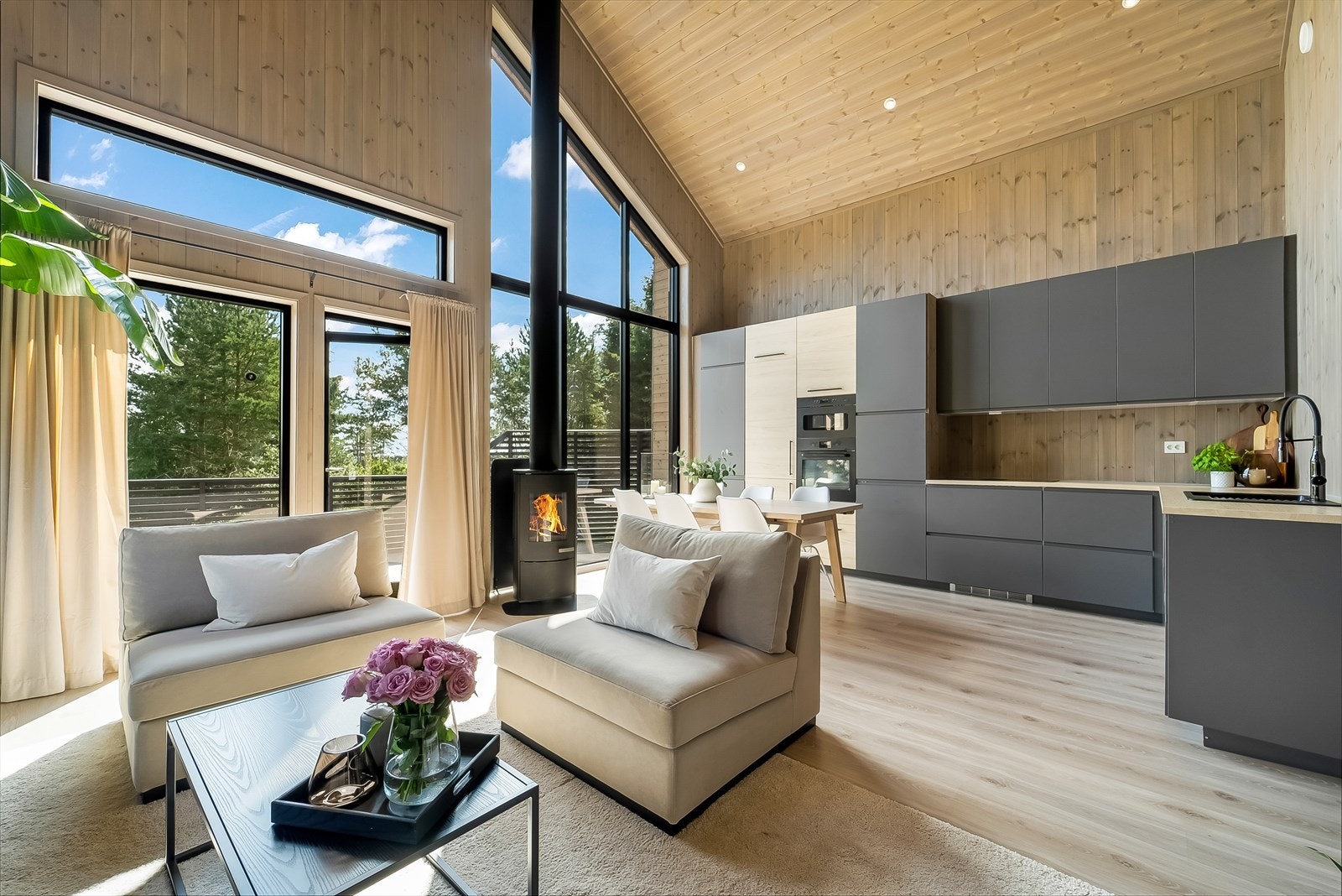 Kjøkkenet har en naturlig avgrensning fra resten av stua. Galleribilde