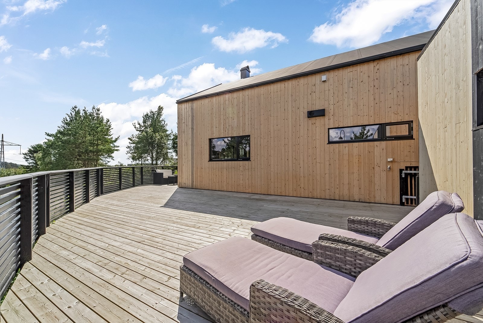 En terrasse man kan nyte solen på store deler av dagen. Galleribilde