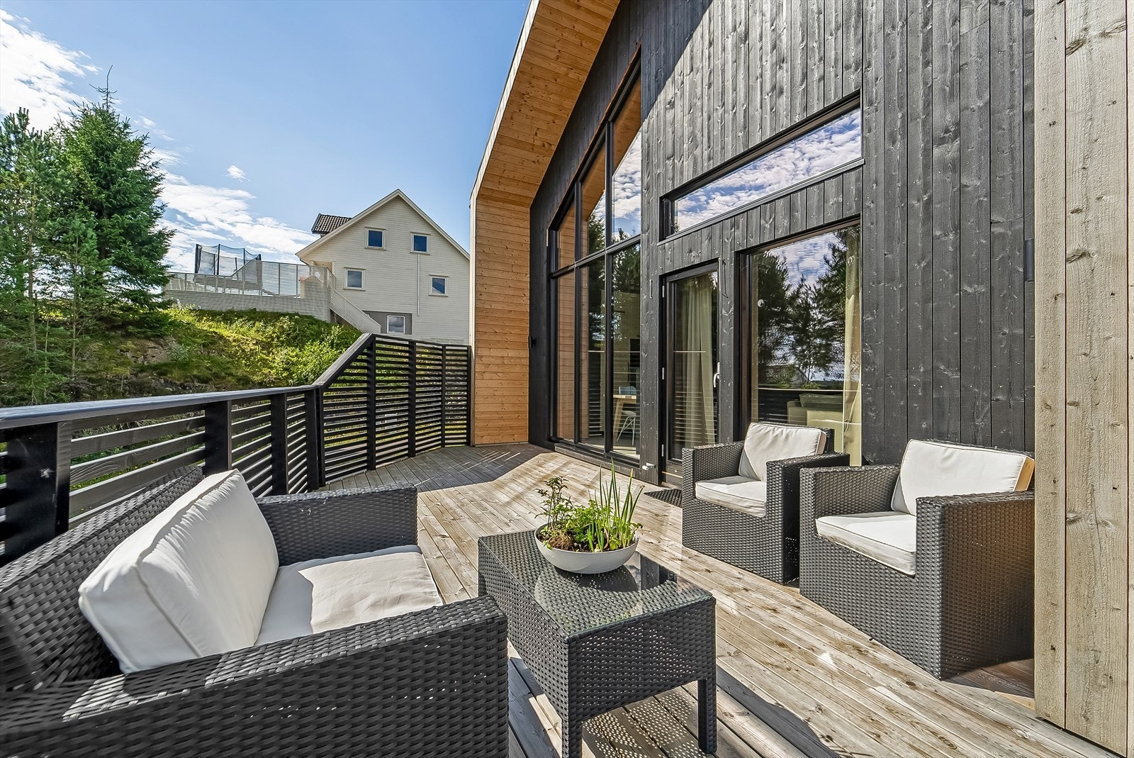 Solrik terrasse i front Galleribilde