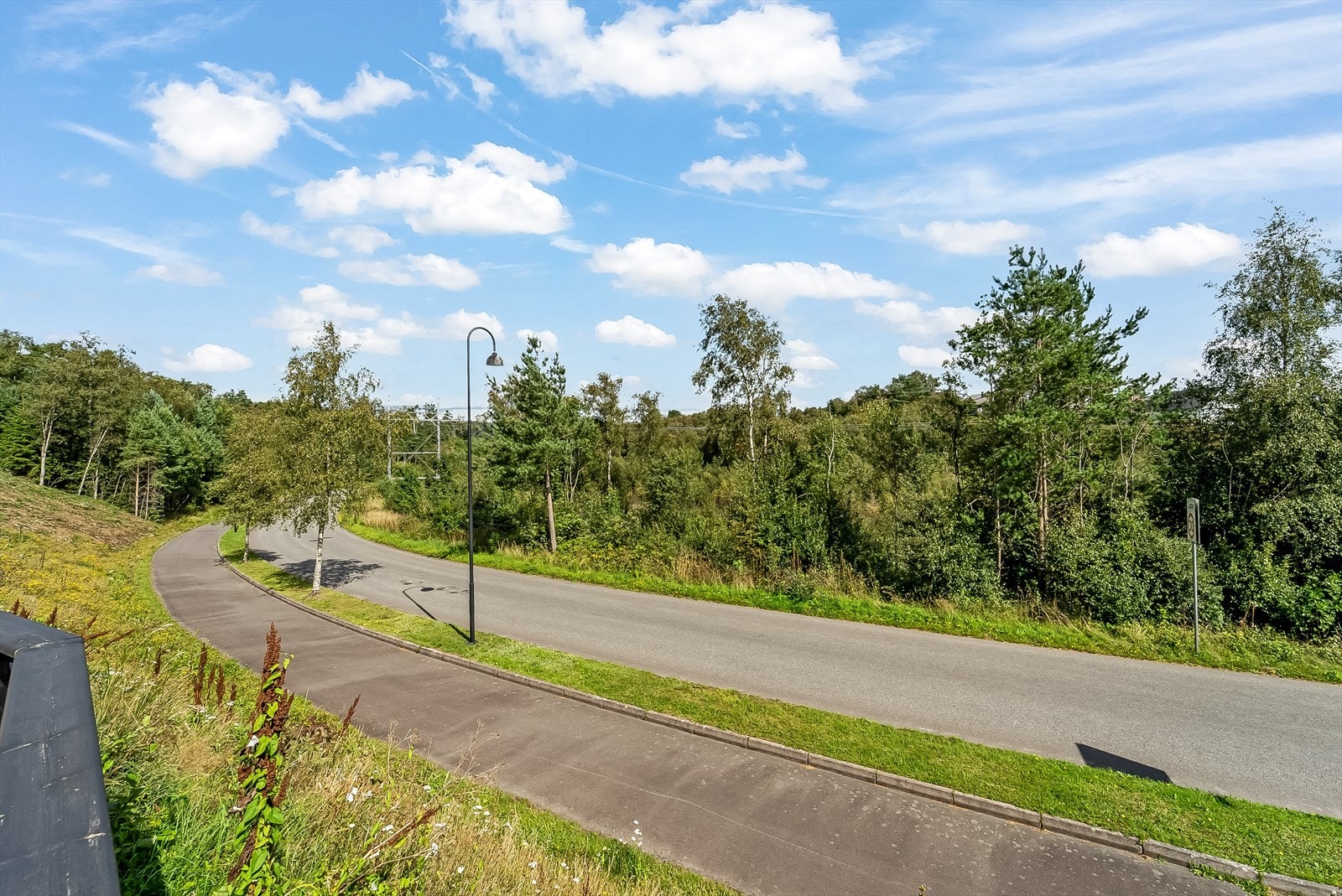 Gang og sykkelvei helt til skolen fra boligen. Galleribilde