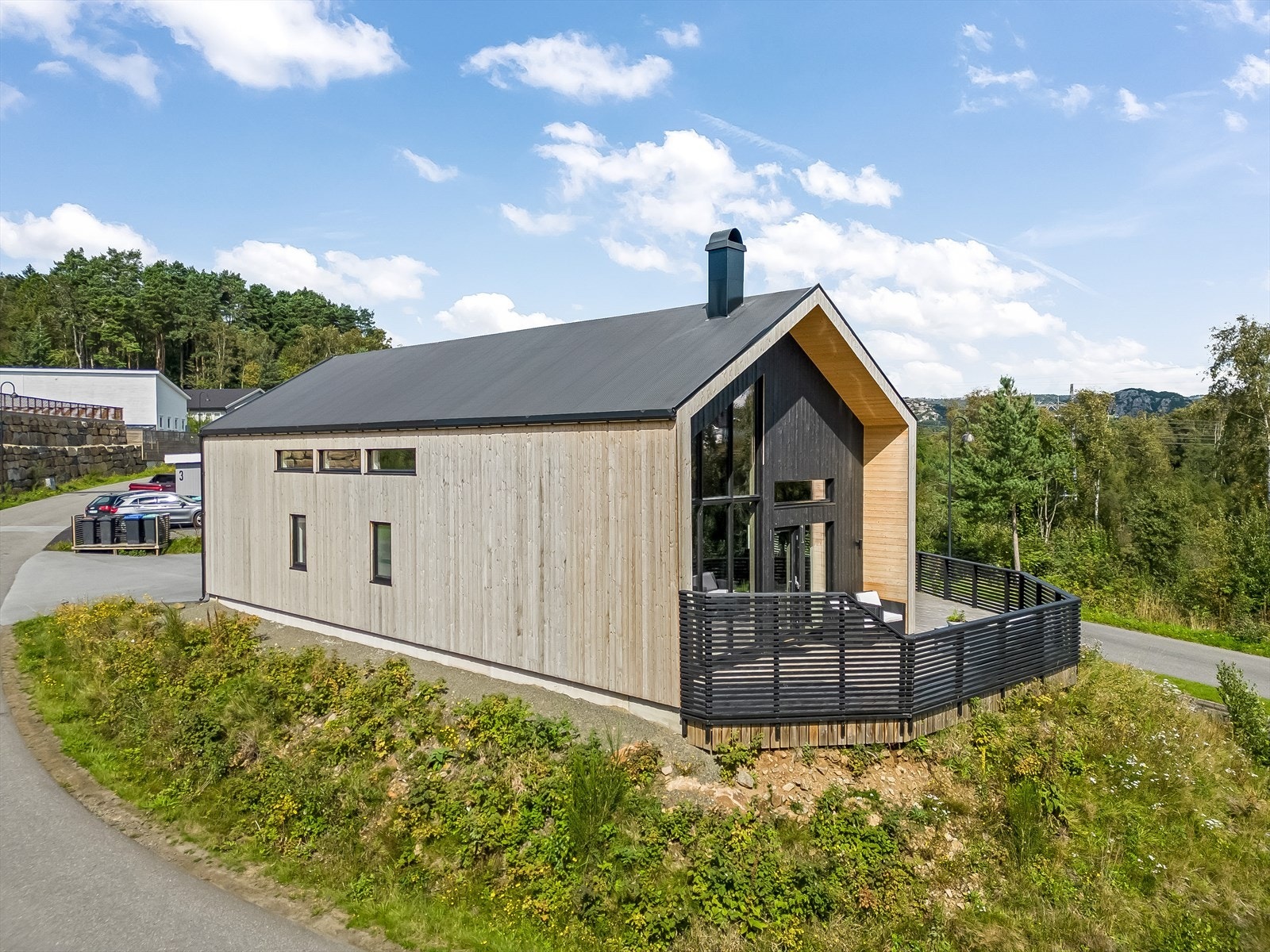 Moderne utformet enebolig på en solrik tomt. Galleribilde