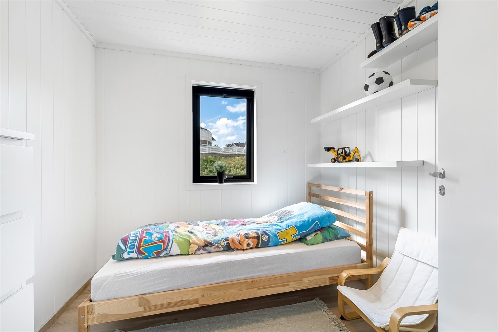 Soverom 2 i hovedetasjen. Et rom også ypperlig som kontor. Galleribilde