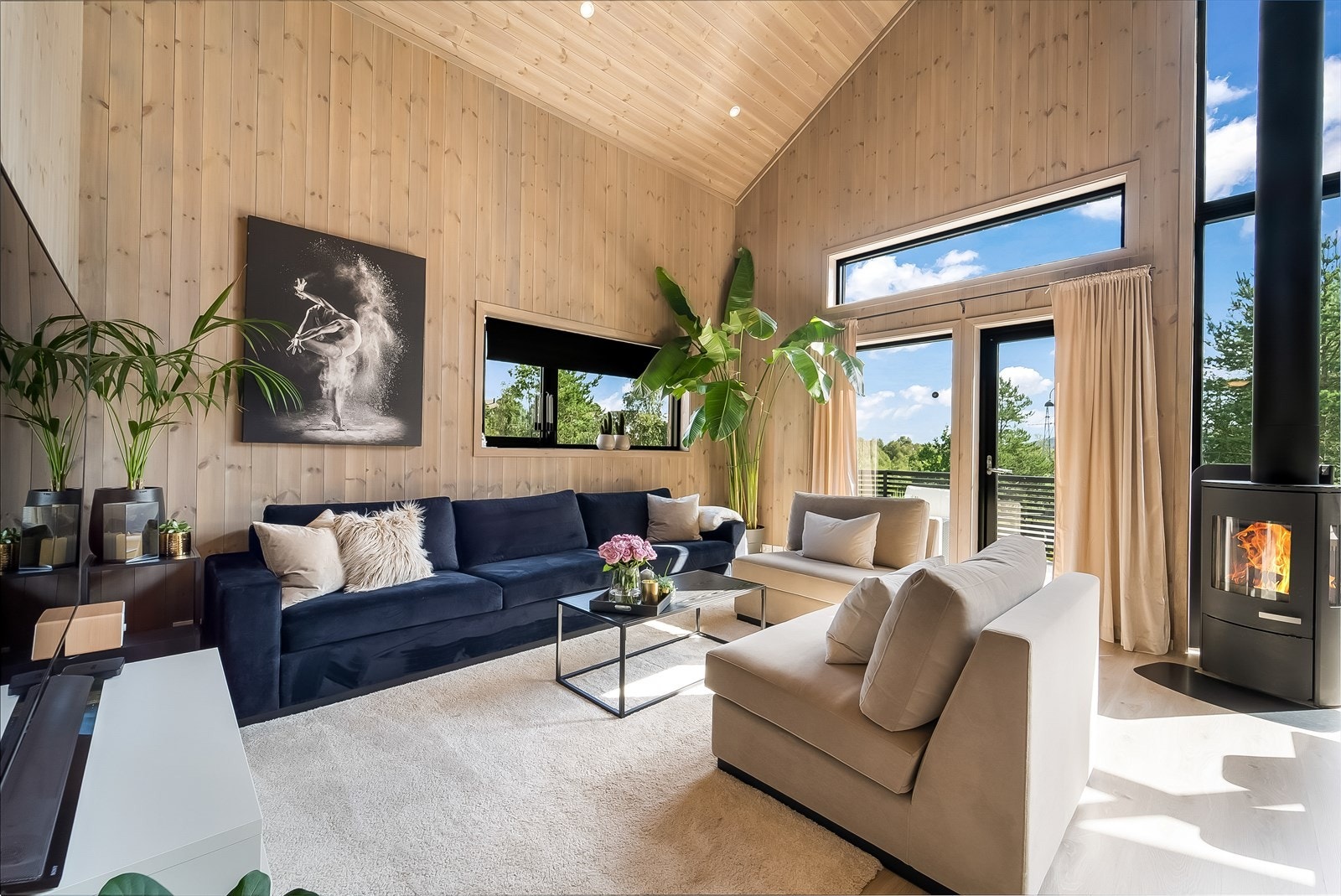 På kalde dager, kan man nyte varmen og stemningen fra vedovnen, som står fint plassert. Galleribilde