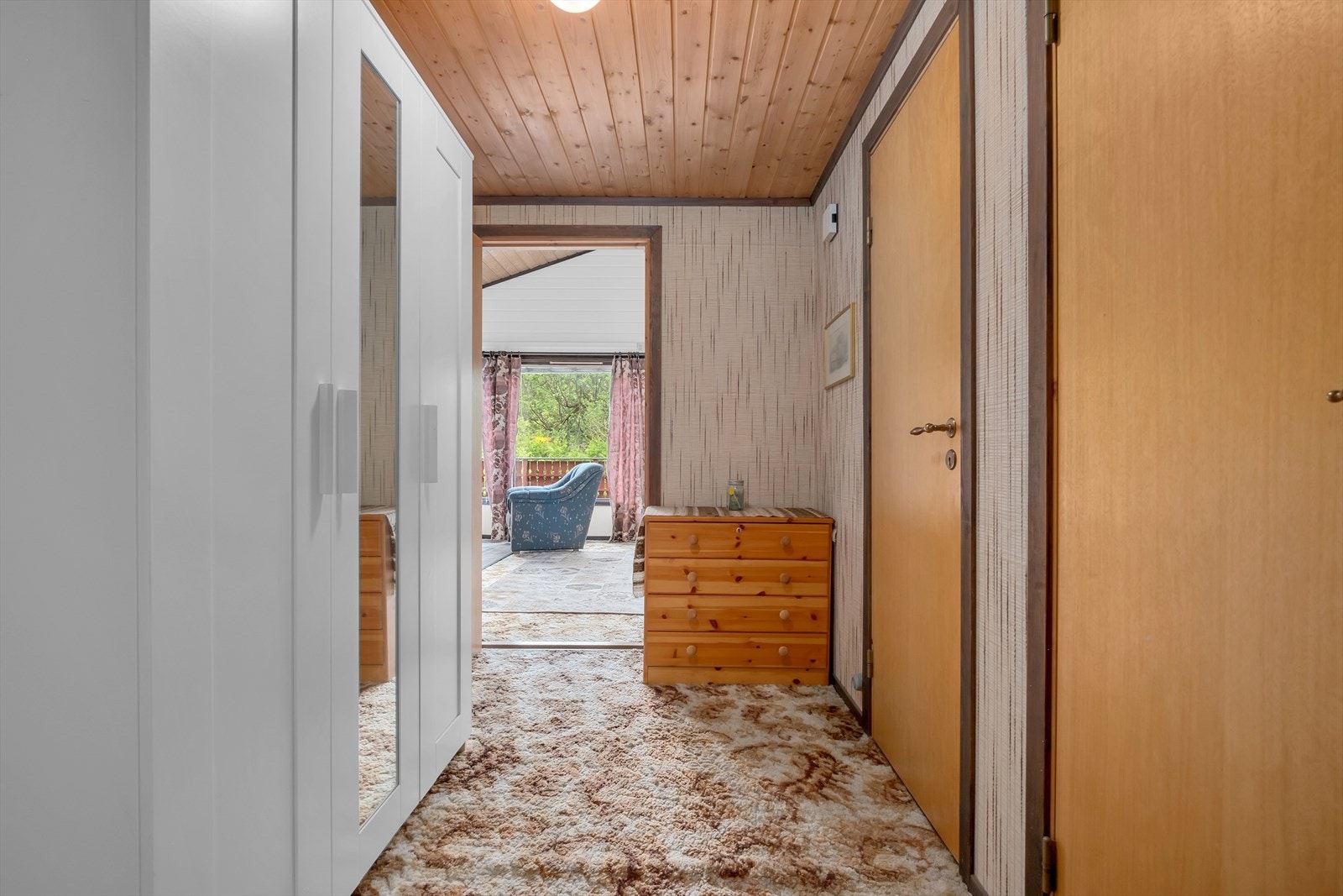 Gang med garderobe Galleribilde