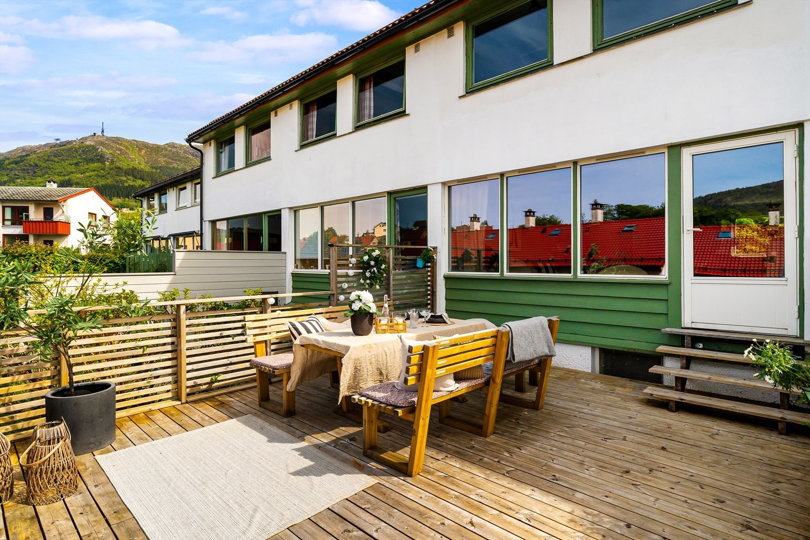Terrassen er perfekt for både rolige morgenstunder og sosiale sommerdager med familie og venner. Galleribilde