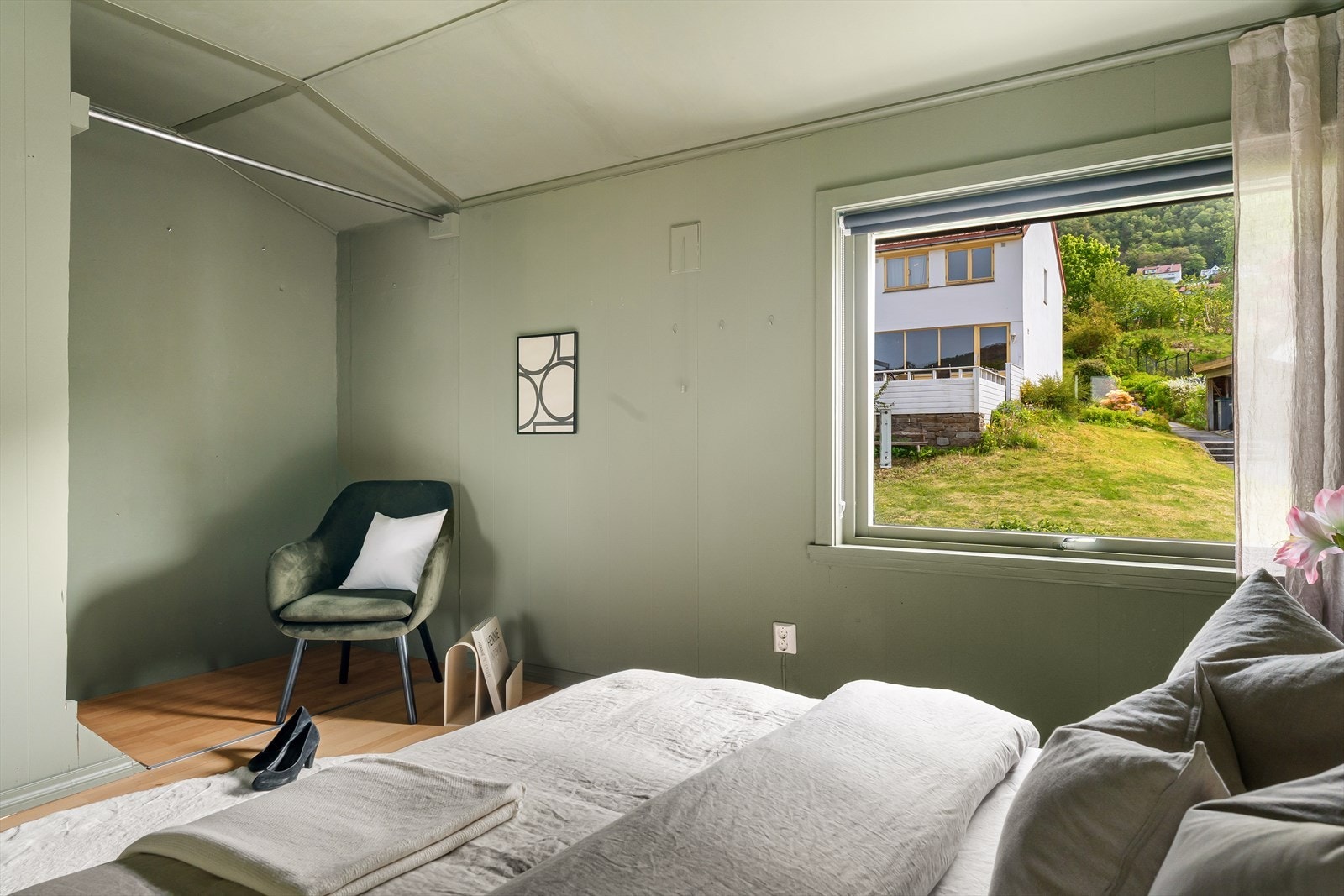 Det er god plass til å innrede med dobbeltseng, nattbord og romslig garderobeløsning. Galleribilde