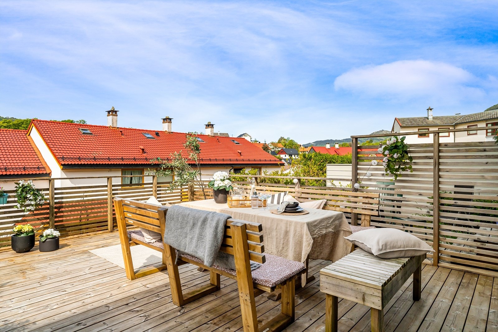 Eiendommen er flott opparbeidet og kan skilte med stor uteplass og gode solforhold. Galleribilde