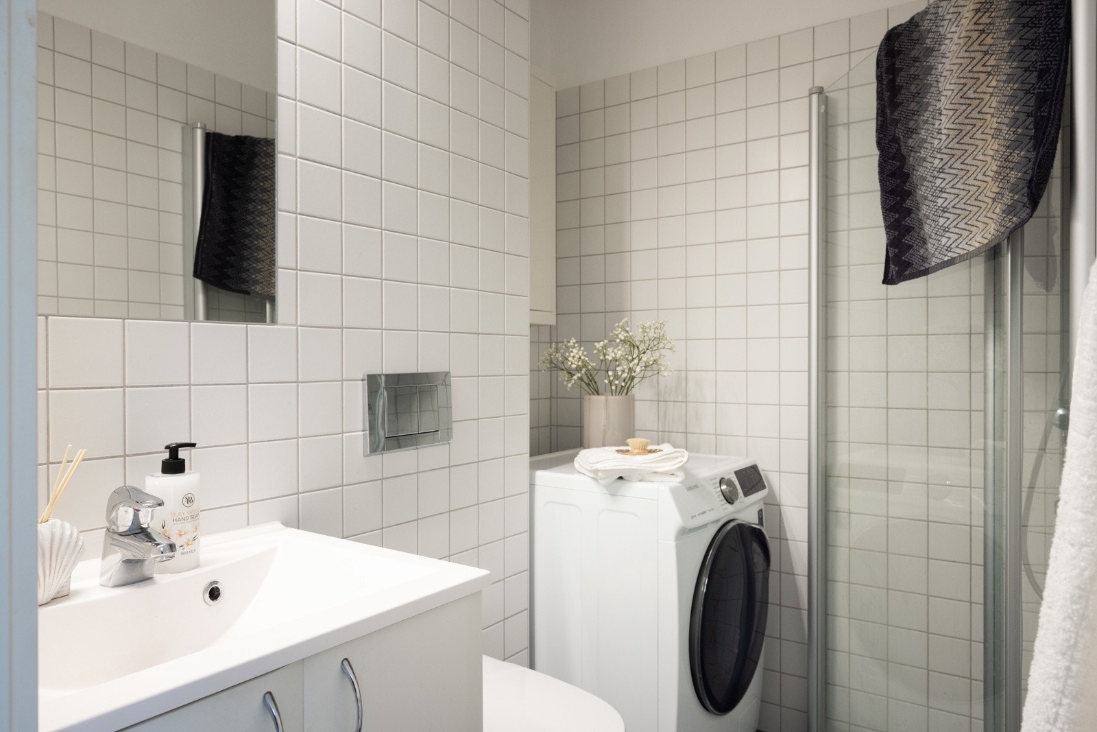 På dette badet er det opplegg til vaskemaskin, samt behagelig gulvvarme. Galleribilde