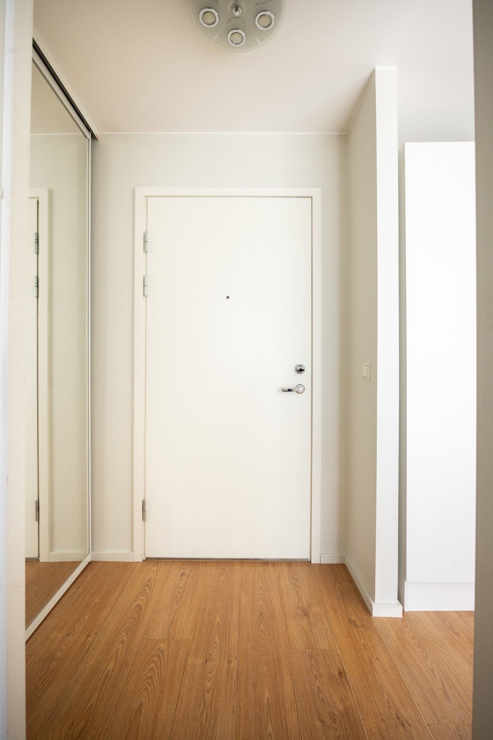 Det er en entré i hver av etasjene Galleribilde