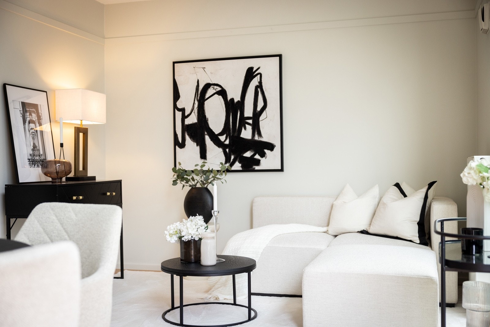 Stuen er boligens naturlige samlingspunkt - romslig, sosial og gjennomtenkt utformet med gode møbleringssoner for både avslapning og hyggelige måltider Galleribilde