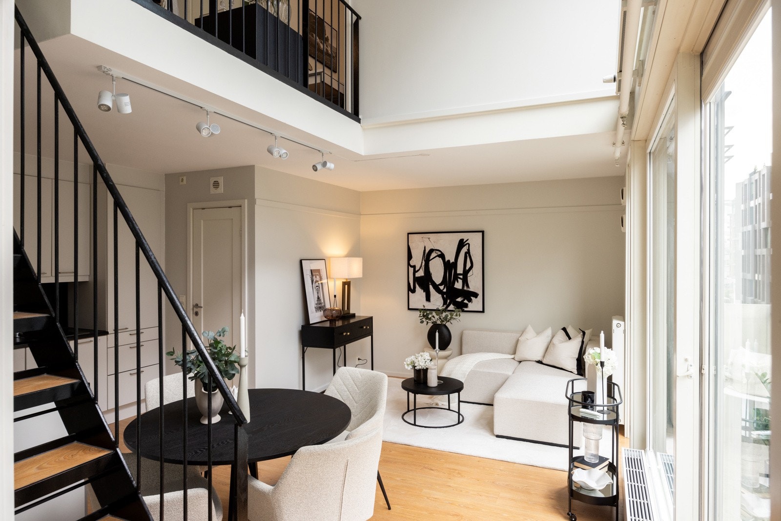 Takhøyden i stuen måler imponerende 5.18m, som sammen med de gode vindusflatene gir en luftig og behagelig romfølelse Galleribilde