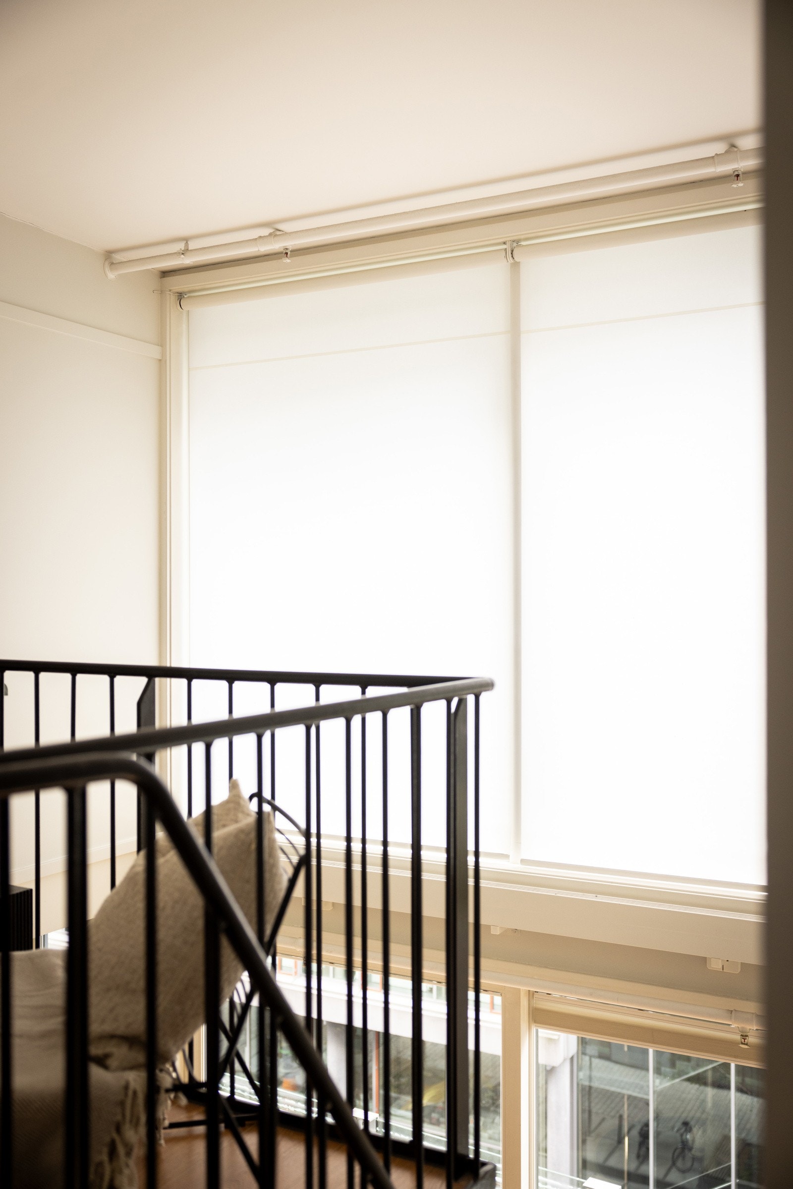 Det er montert elektrisk solskjerming for vinduene i andre etasje Galleribilde