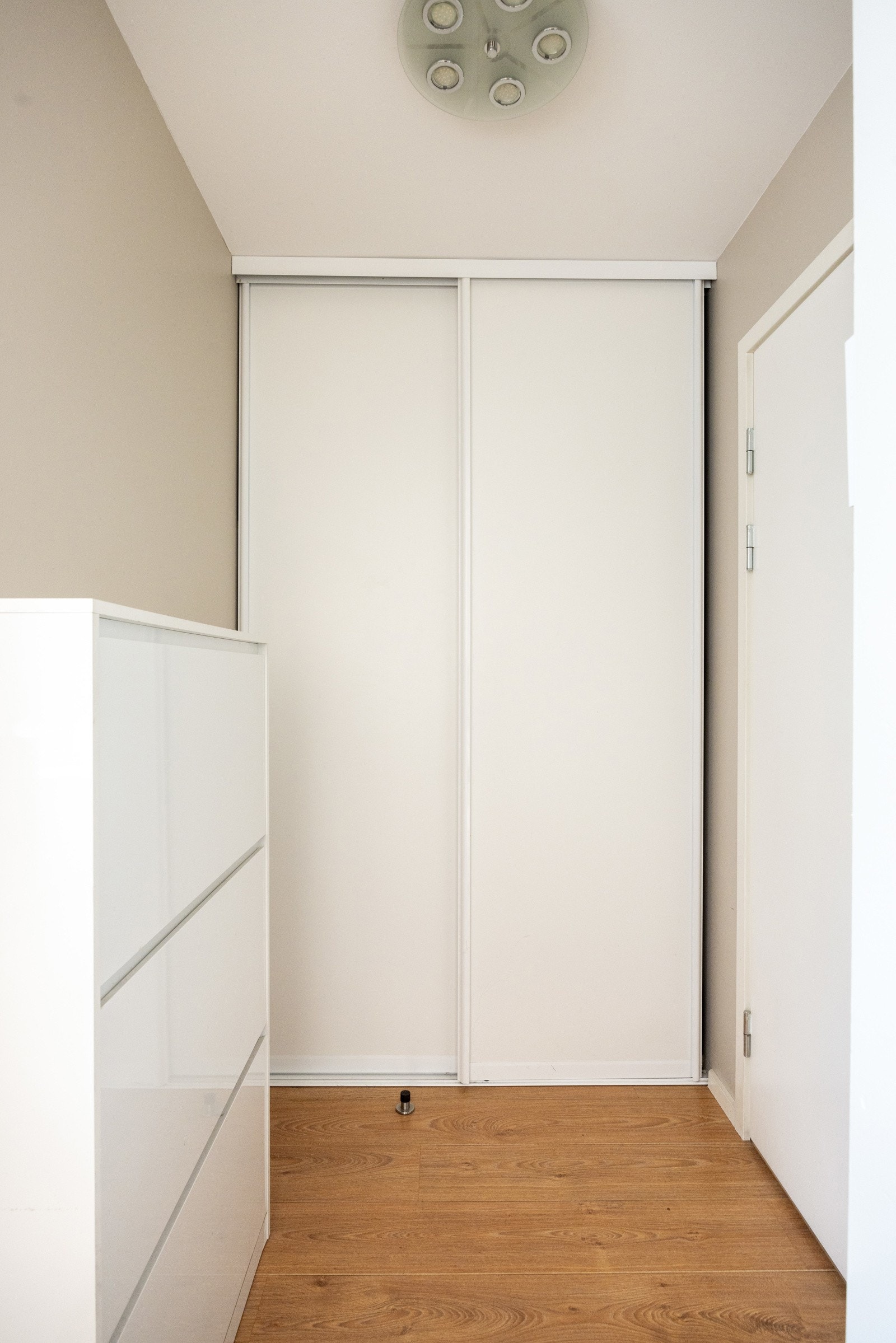 Begge har god plass til oppbevaring i romslig skyvedørsgarederobe Galleribilde