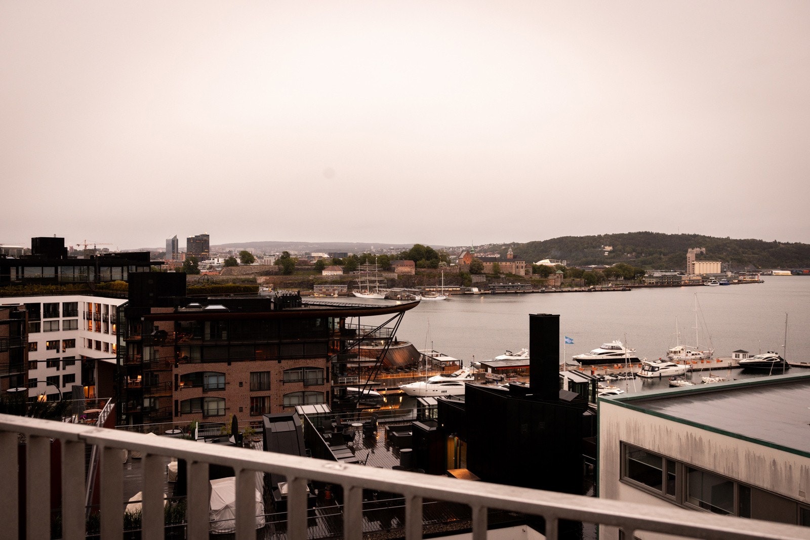 Fra takterrassen er det meget god utsikt over innseilinga til Aker brygge Galleribilde