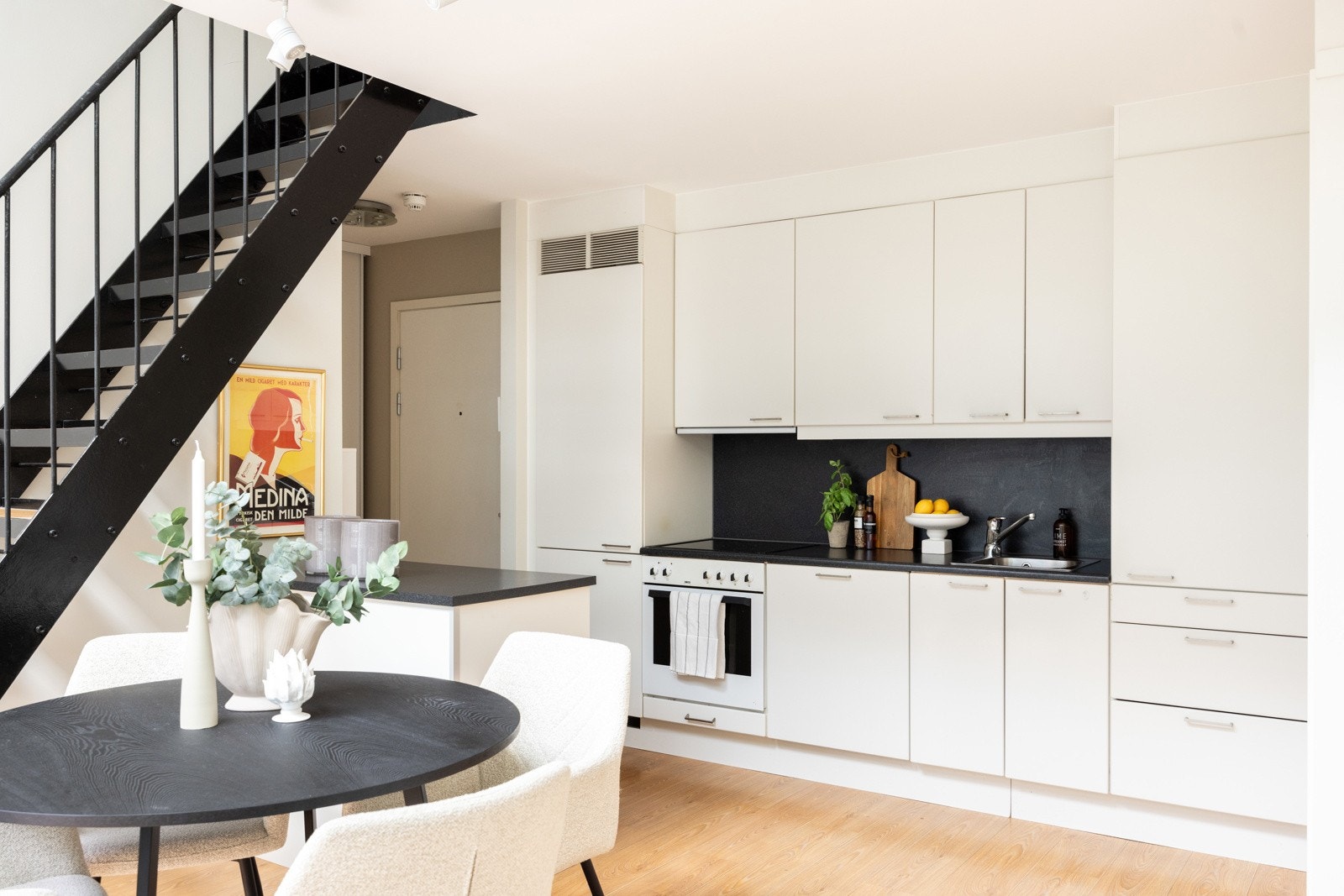 Her ligger alt til rette for kokkelering i både hverdag og til hyggelige selskaper Galleribilde