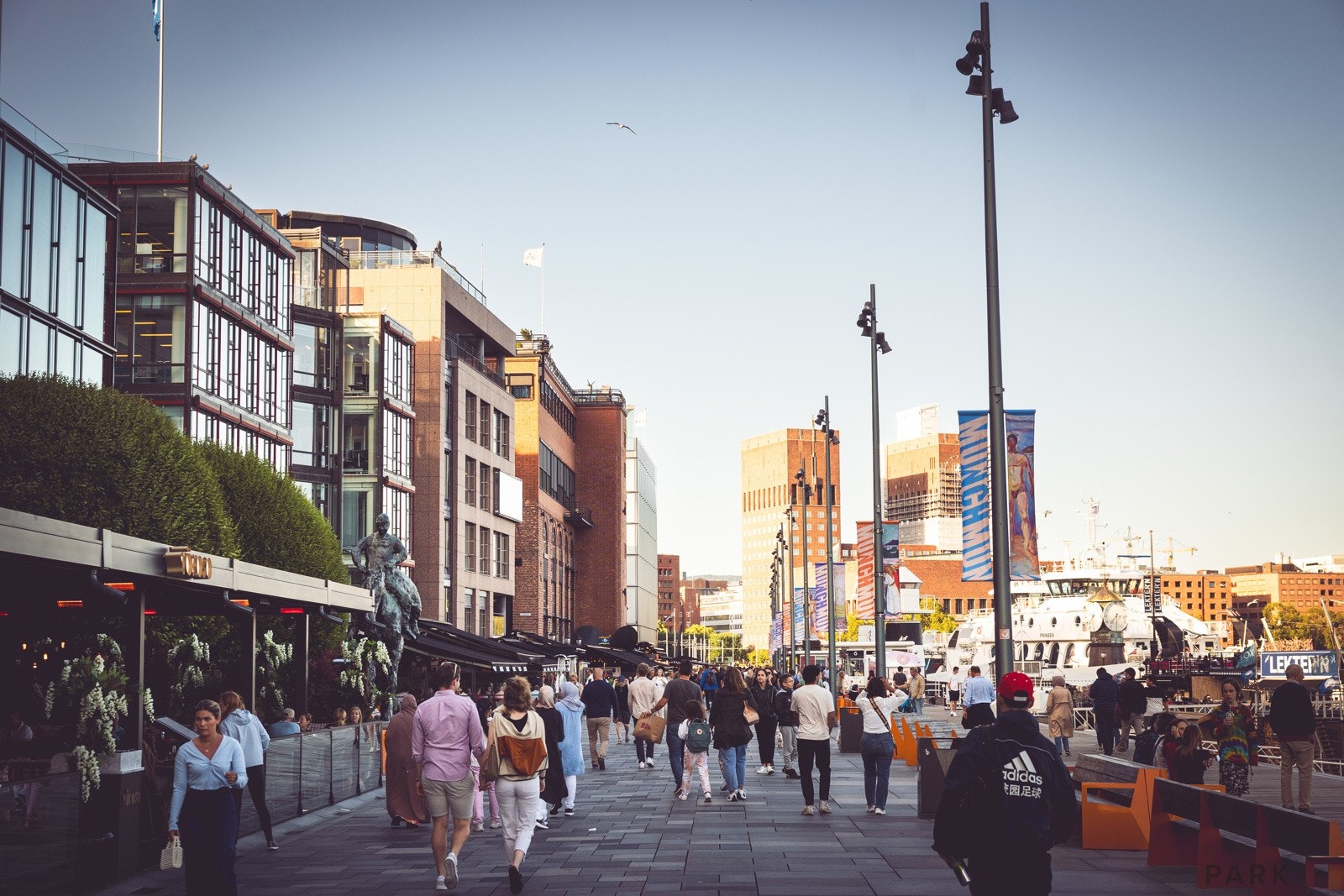 Områdebilde - Aker brygge med yrende uteliv og serveringssteder Galleribilde