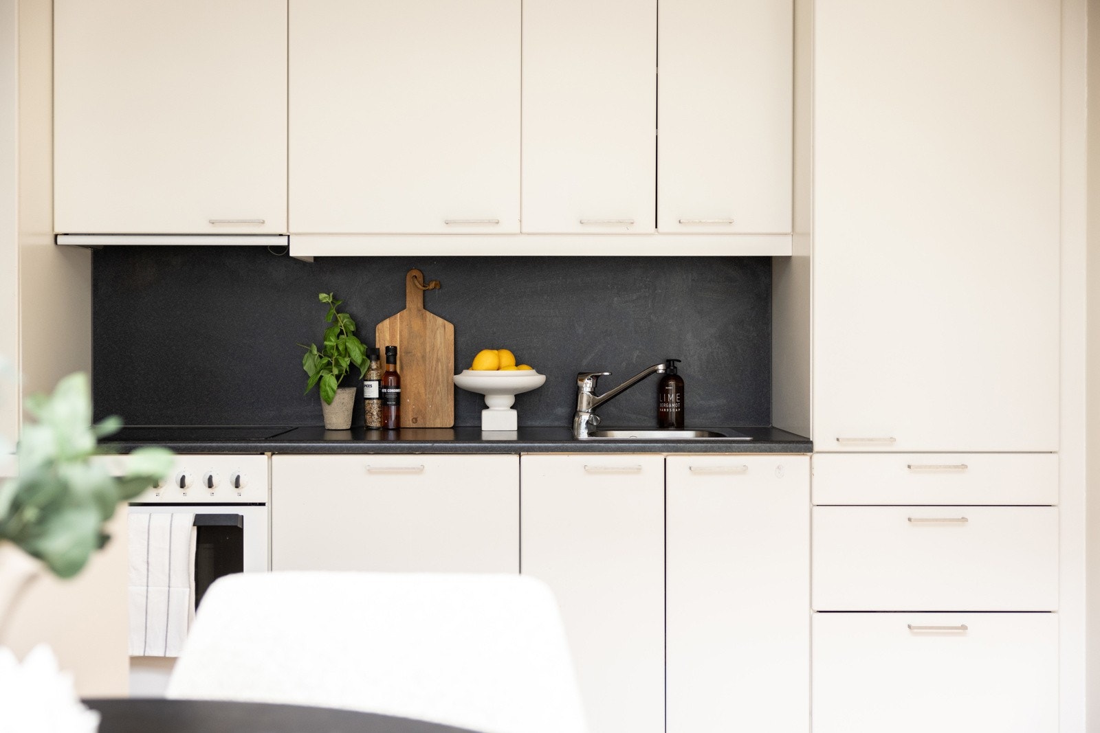 På kjøkkenet er det godt med oppbevaring i over- og underskap, samt gode arbeidsflater på benkeplaten Galleribilde