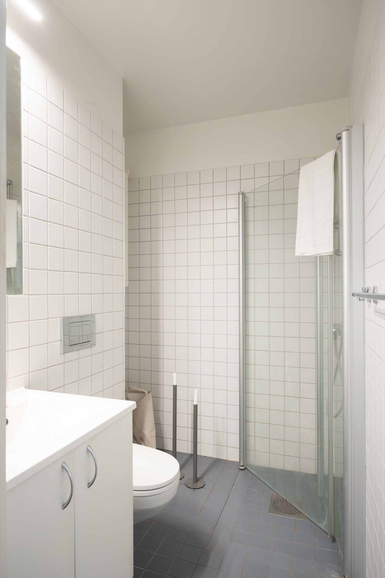 Badet har lyse fliser på flatene, samt gulvvarme som legger til rette for en behagelig start på dagen Galleribilde