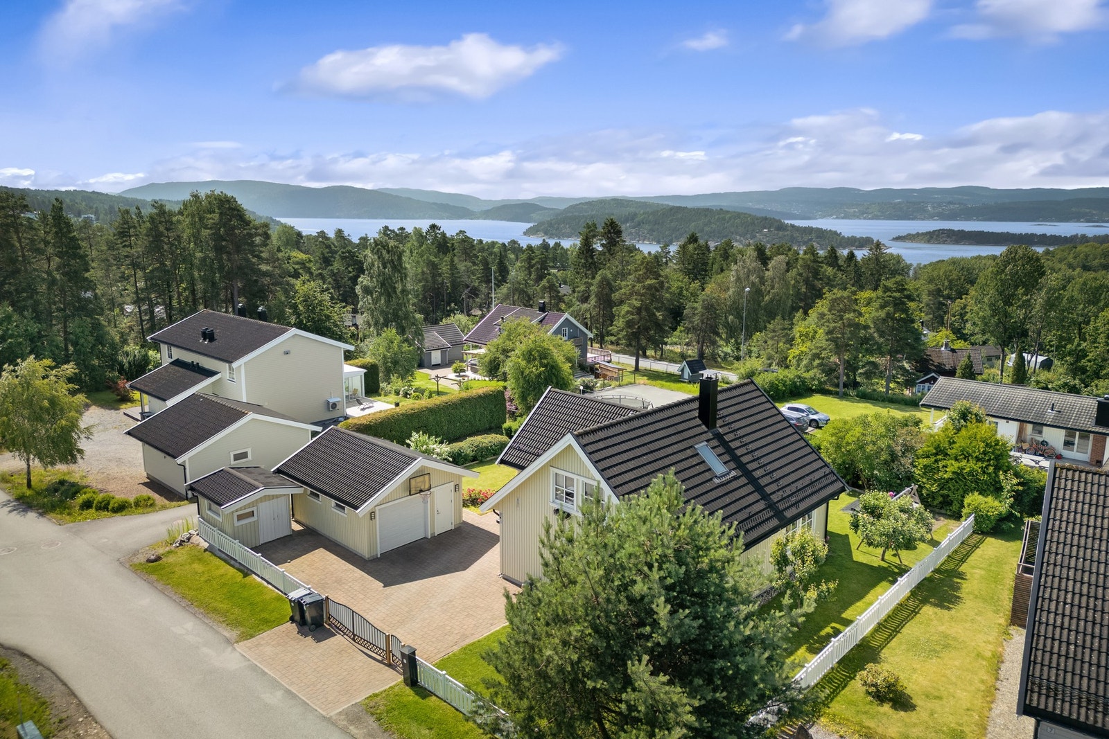 Attraktiv beliggenhet med kort vei til barnehage, skole, offentlig transport og servicetilbud. Galleribilde