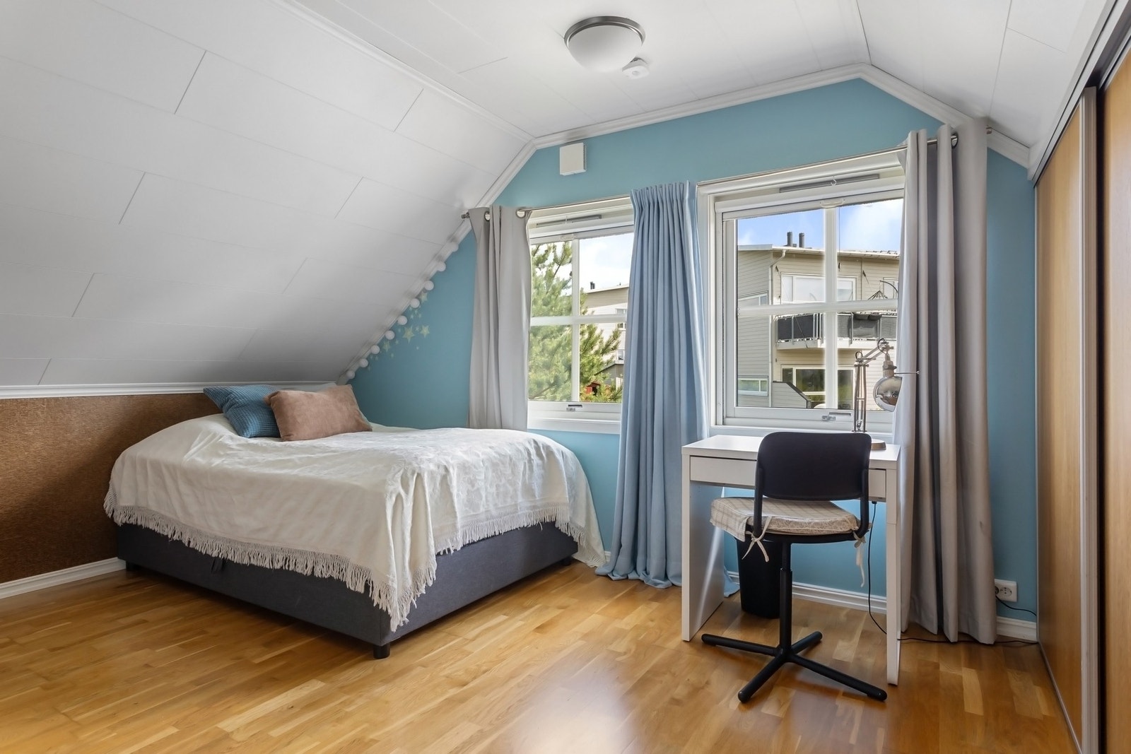 Soverom 2 er av god størrelse med plass til dobbeltseng, nattbord og skrivepult. Galleribilde