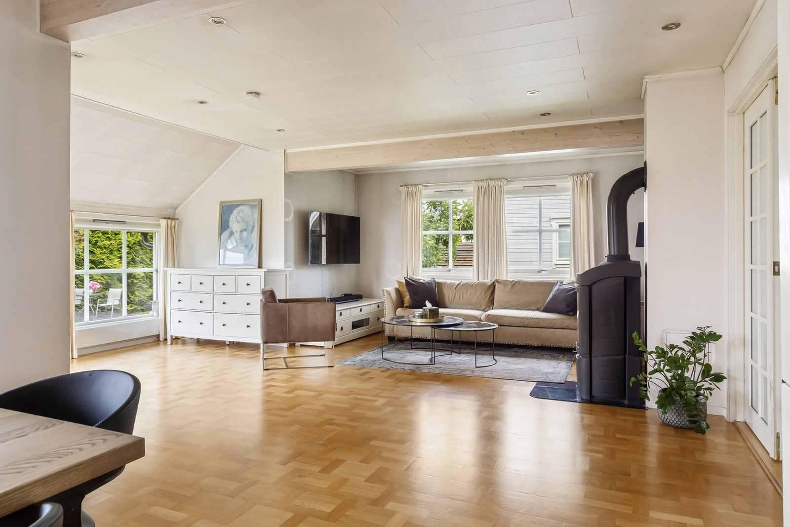 1. etasje består av entré, stue, kjøkken, soverom, bad og vaskerom. Galleribilde