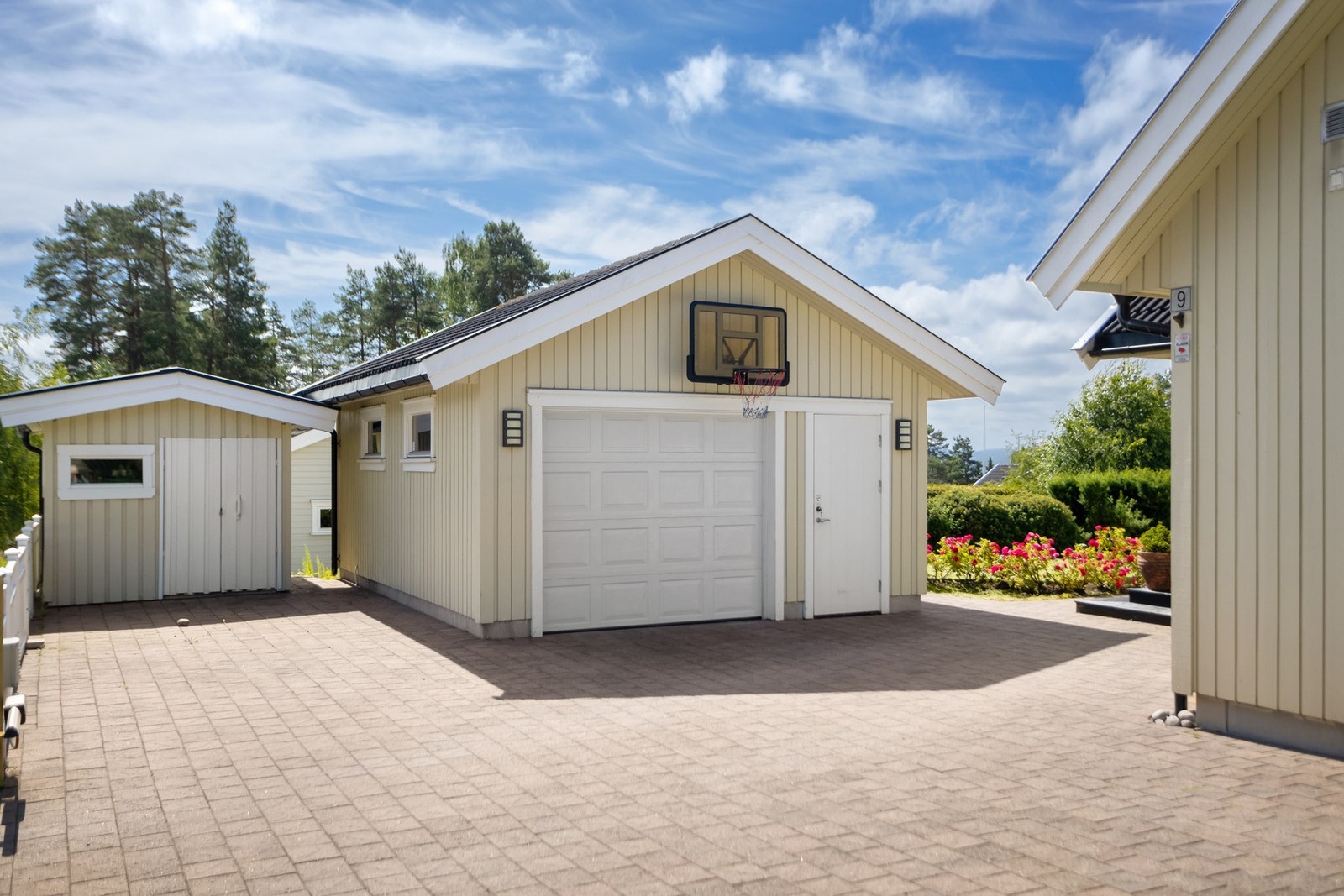 Garasje på 28 kvm med elektrisk leddport, samt frittstående bod på 7 kvm. Galleribilde