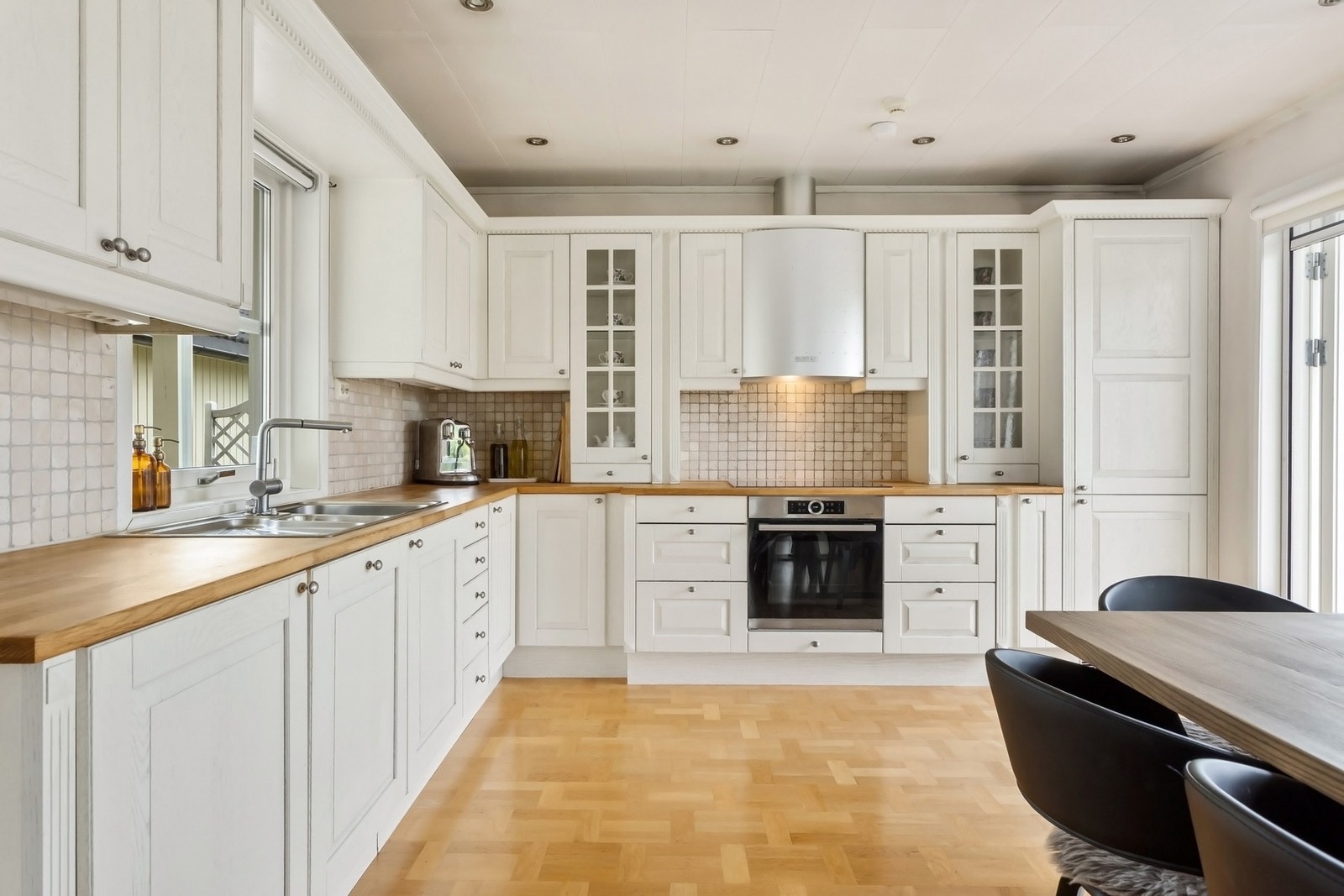 Lekkert Sigdal Herregaards kjøkken med lyse fronter og benkeplate av heltre. Galleribilde