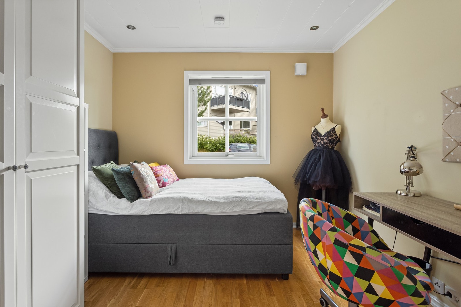 Boligen har totalt tre romslige soverom - ett i første etasje og to i andre etasje. Galleribilde