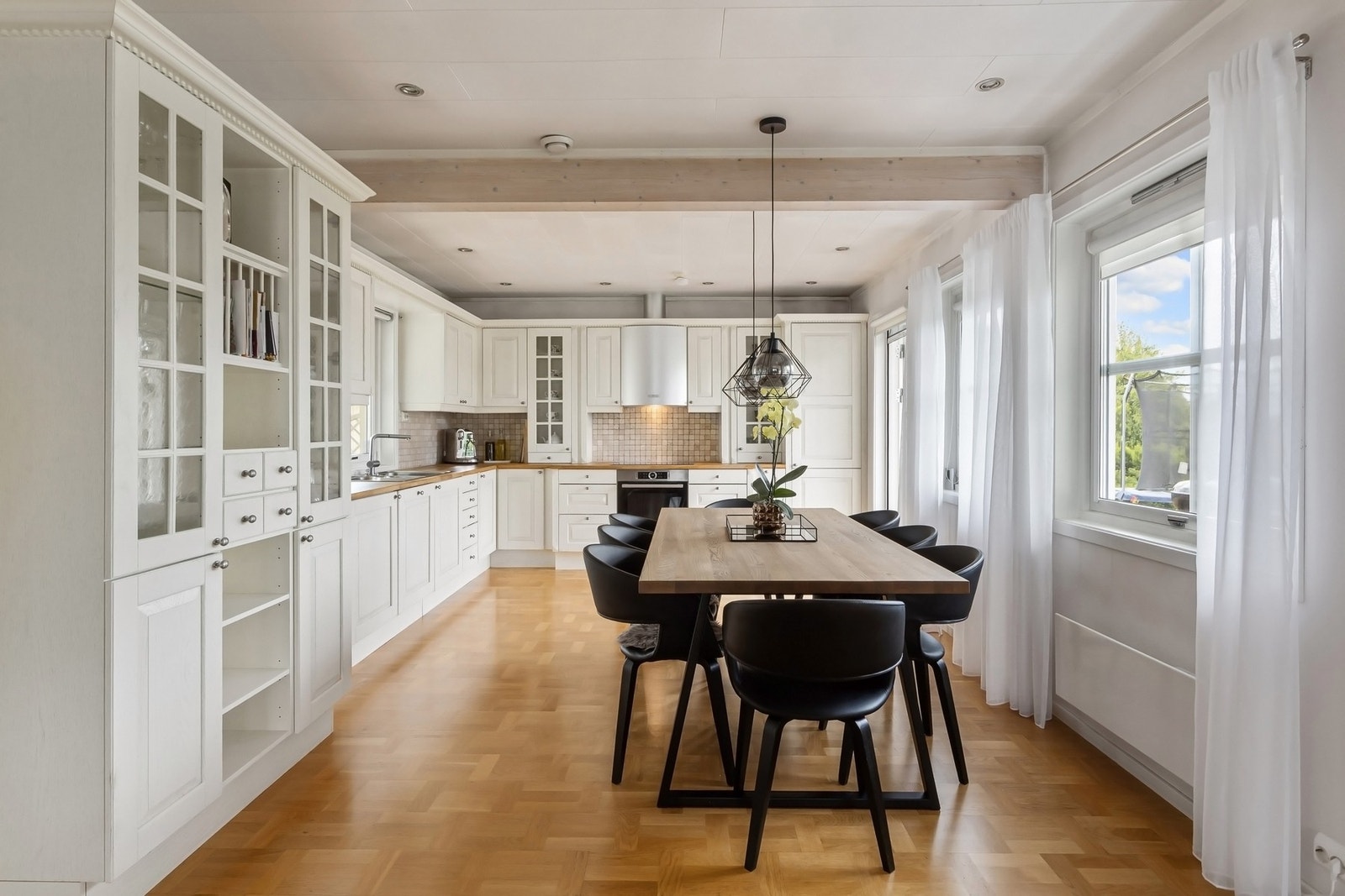 Spiseplass i direkte tilknytning til kjøkkenet. Galleribilde