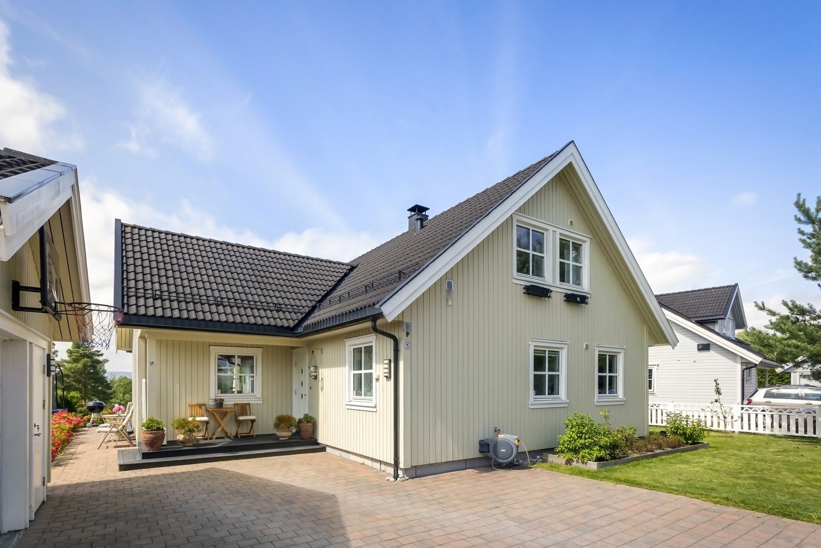 Pent og innbydende inngangsparti med hyggelig sitteplass og beplantning. Galleribilde