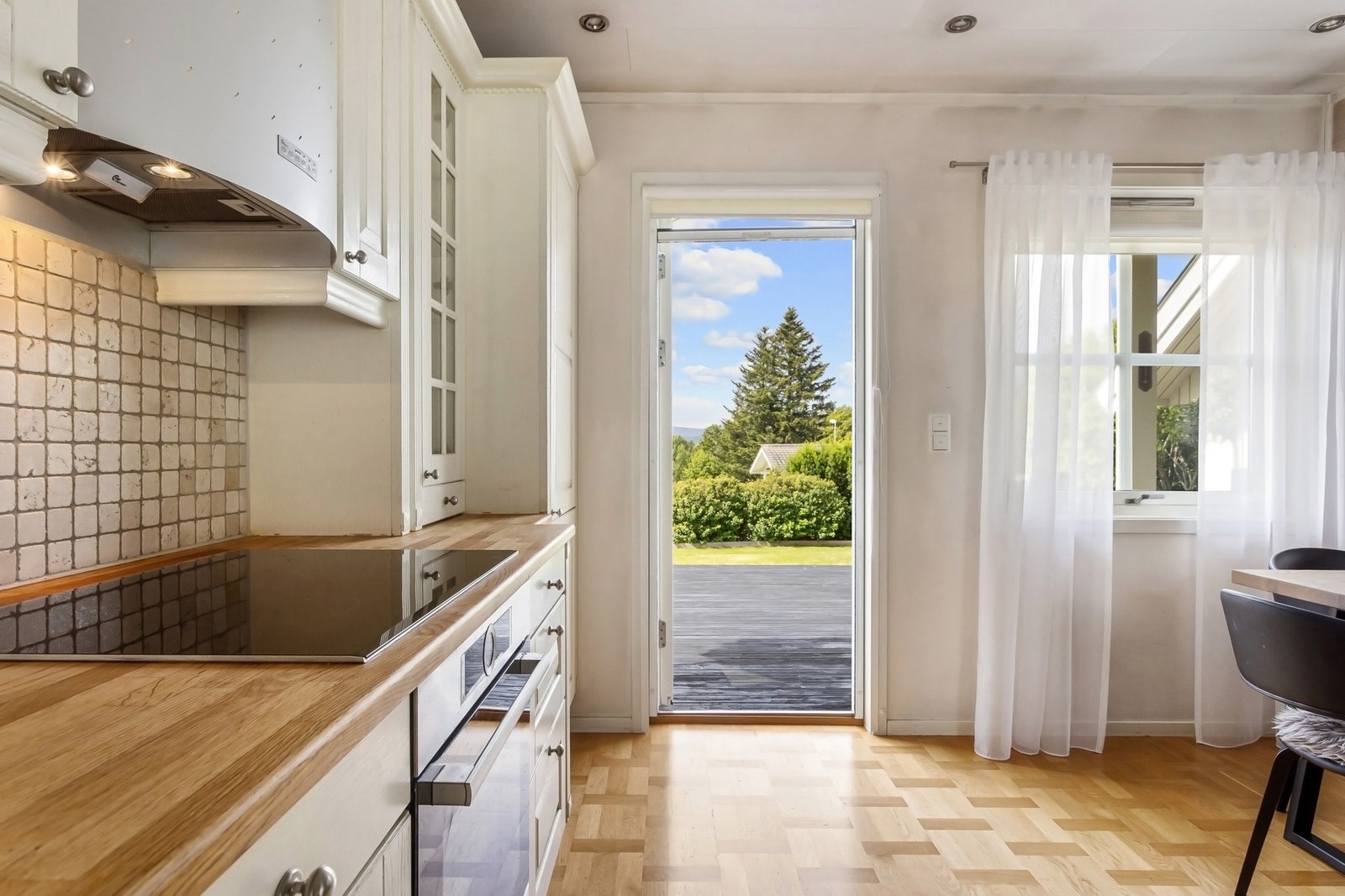 Fra kjøkkenet er det adkomst til en stor sydvestvendt terrasse. Galleribilde