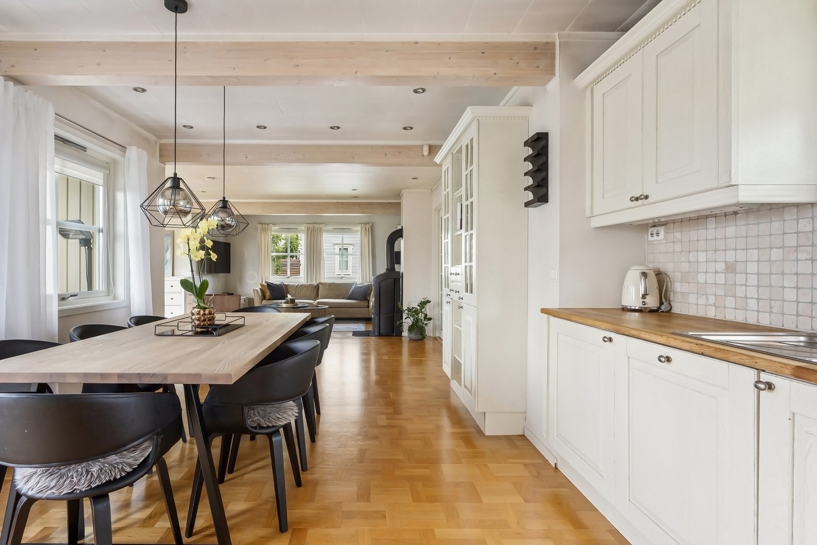 Integrerte hvitevarene består av platetopp, stekeovn, oppvaskmaskin og kjøleskap med fryser. Galleribilde