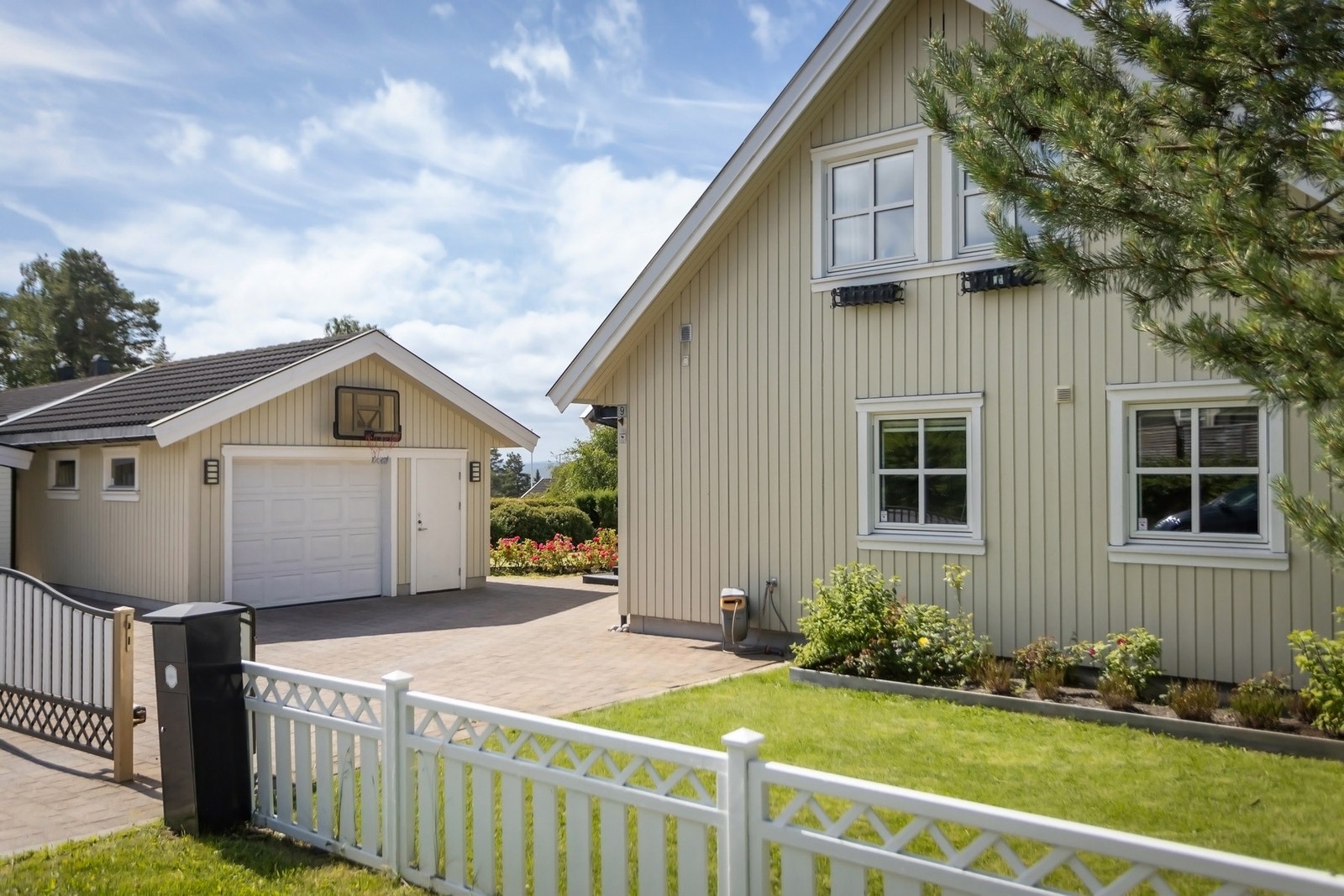 Eiendommen byr på solrike utearealer og en pent opparbeidet hage. Galleribilde