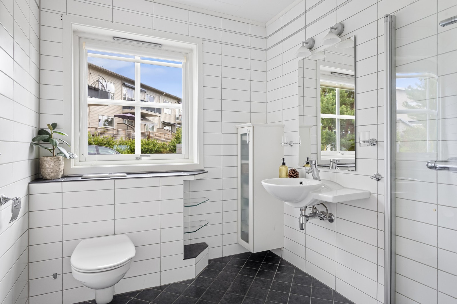 Pent flislagt baderom med varmekabler i gulv. Galleribilde