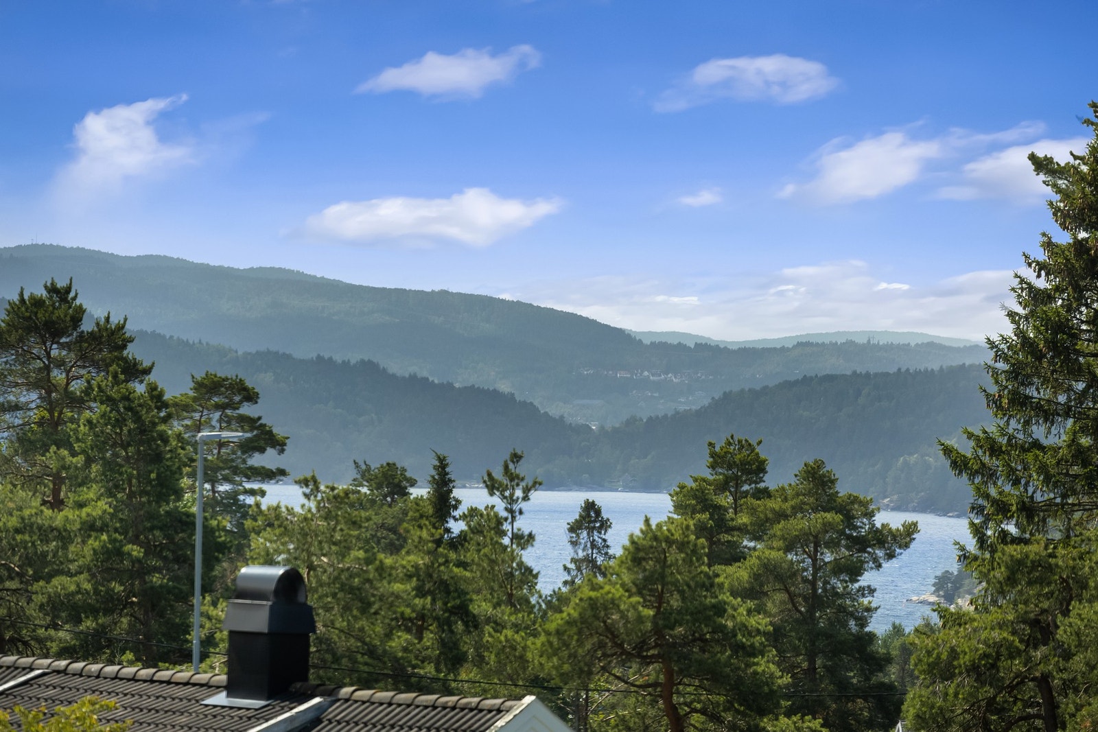 Utsyn og fjordgløtt mot Oslofjorden. Galleribilde