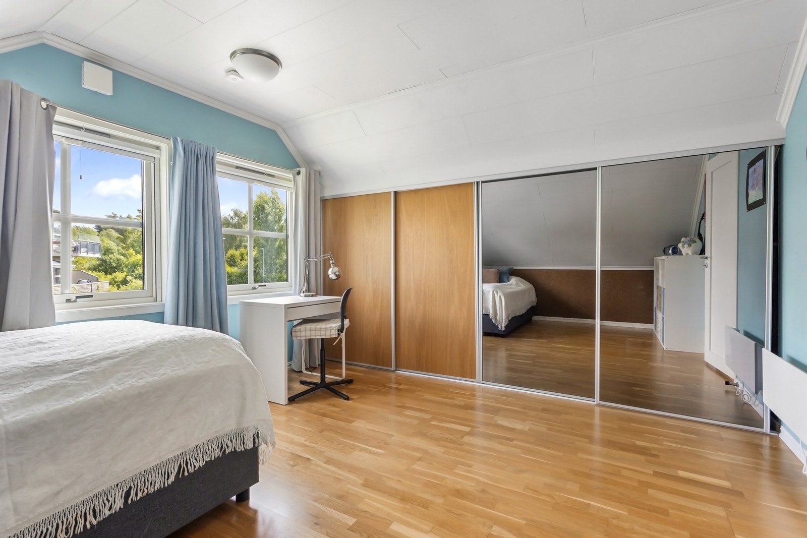 Stort, integrert garderobeskap med speilfronter. Galleribilde