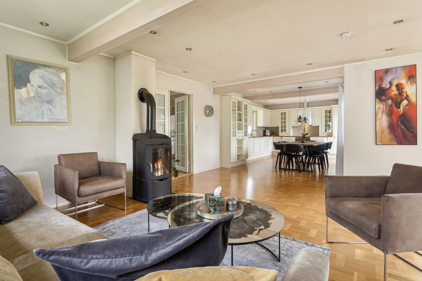 Boligen har en god planløsning med naturlig soneinndeling av oppholdsrommet. Galleribilde